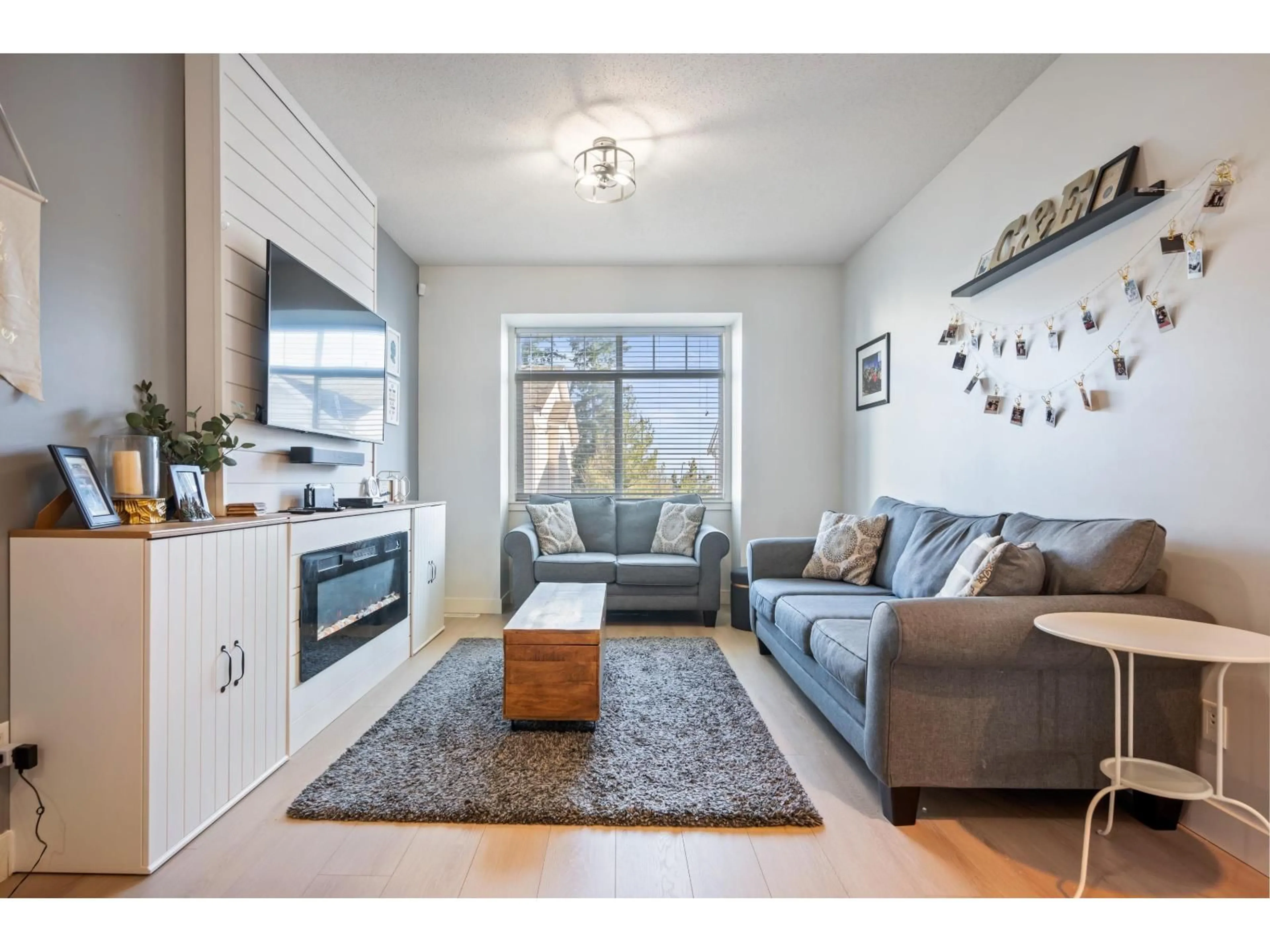 Living room with furniture, wood/laminate floor for 39 - 19551 66 AVENUE, Surrey British Columbia V4N0Z5