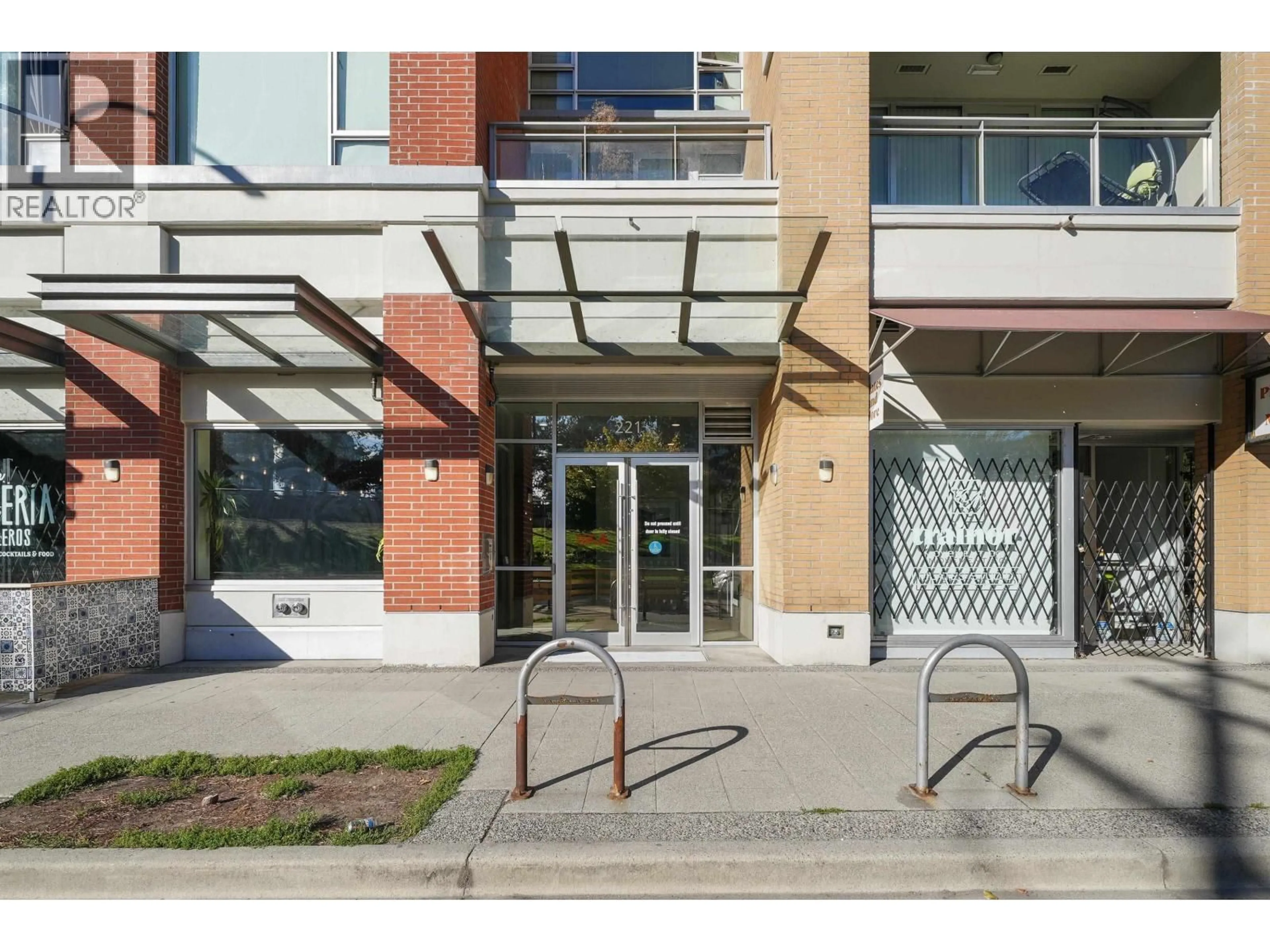 Indoor foyer for 715 - 221 UNION STREET, Vancouver British Columbia V6A0B4