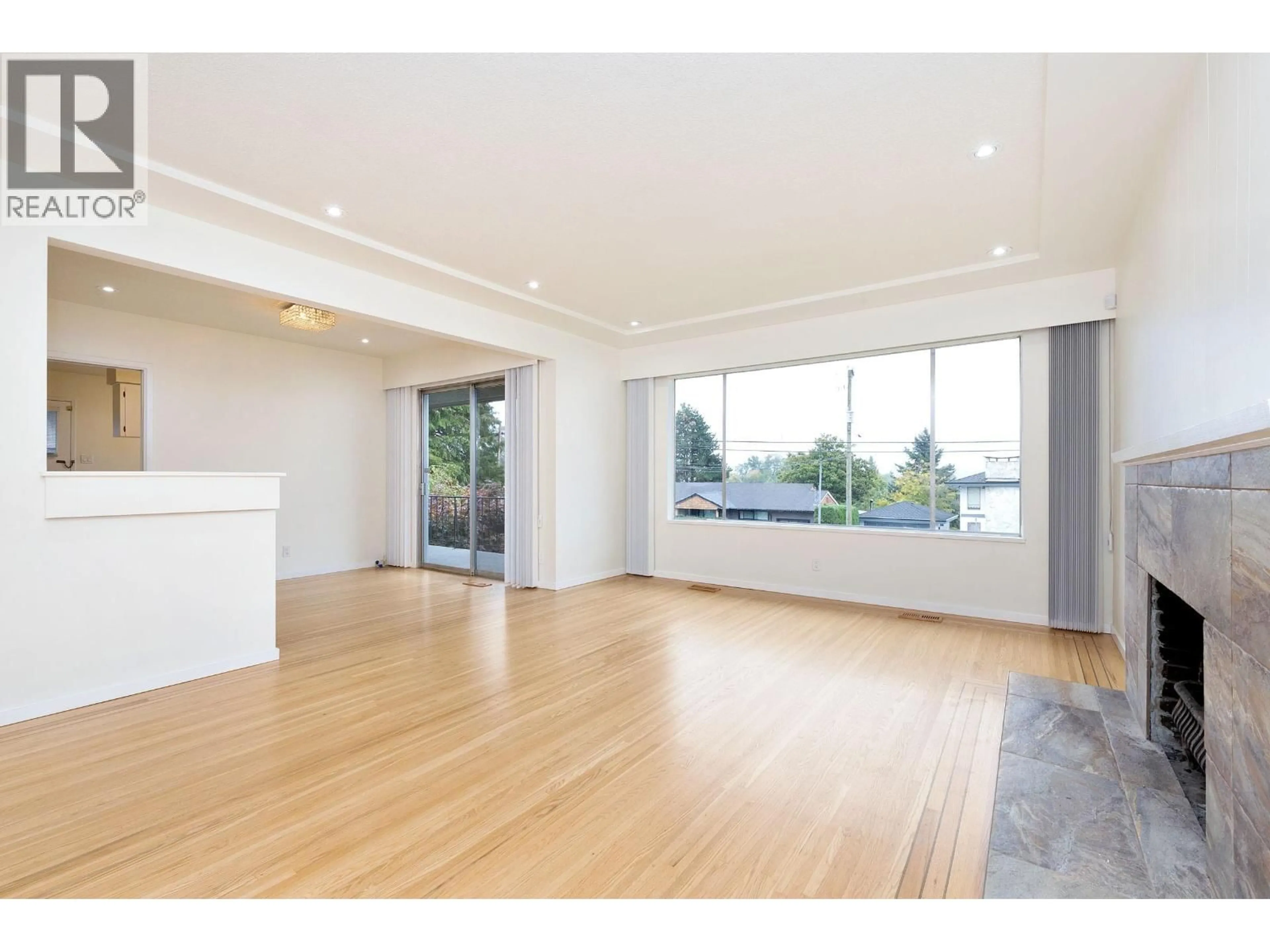 A pic of a room for 6905 BROADWAY, Burnaby British Columbia V5B2Y7