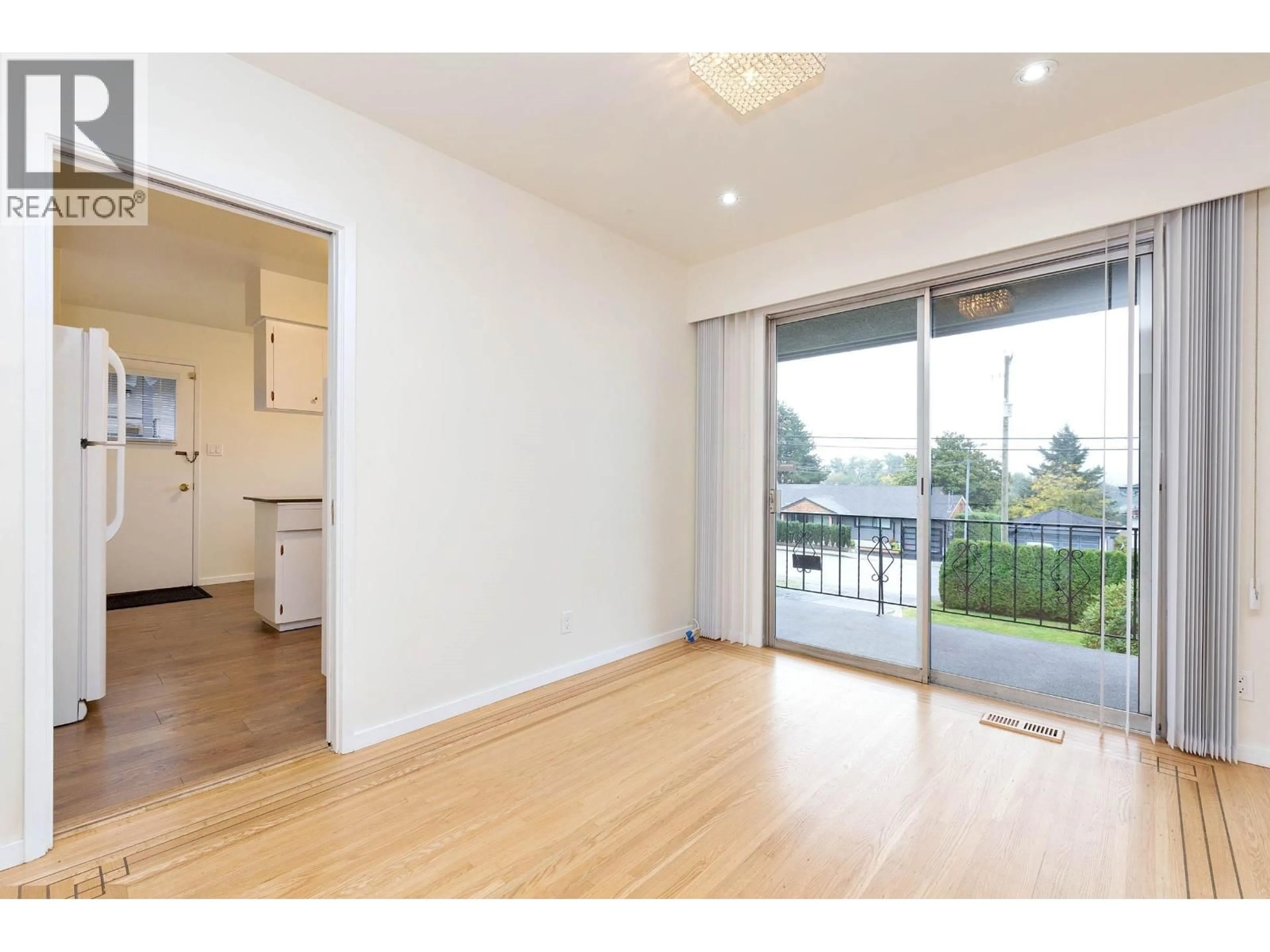 A pic of a room for 6905 BROADWAY, Burnaby British Columbia V5B2Y7