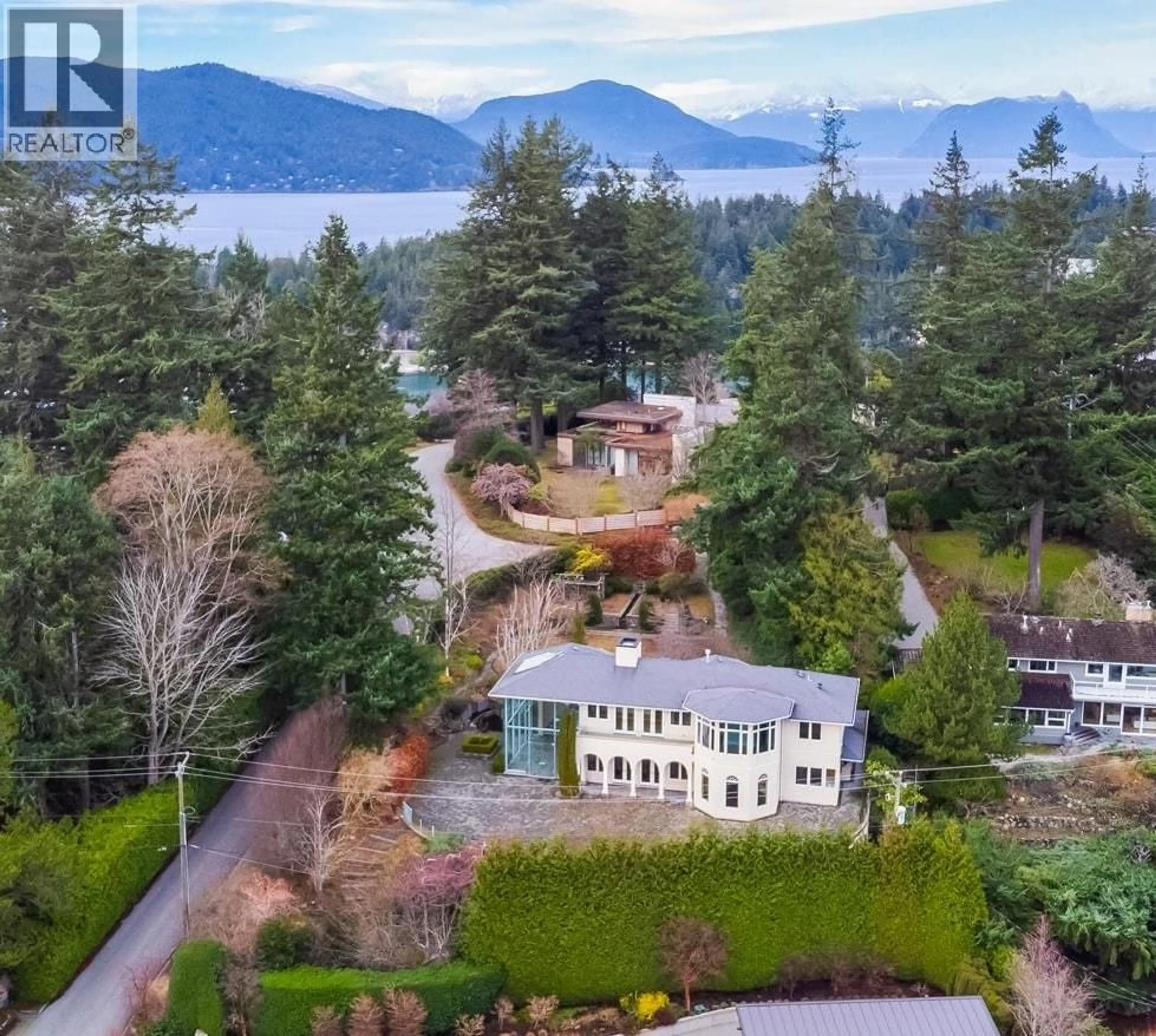 A pic from outside/outdoor area/front of a property/back of a property/a pic from drone, water/lake/river/ocean view for 6220 SUMMIT AVENUE, West Vancouver British Columbia V7W1Y2