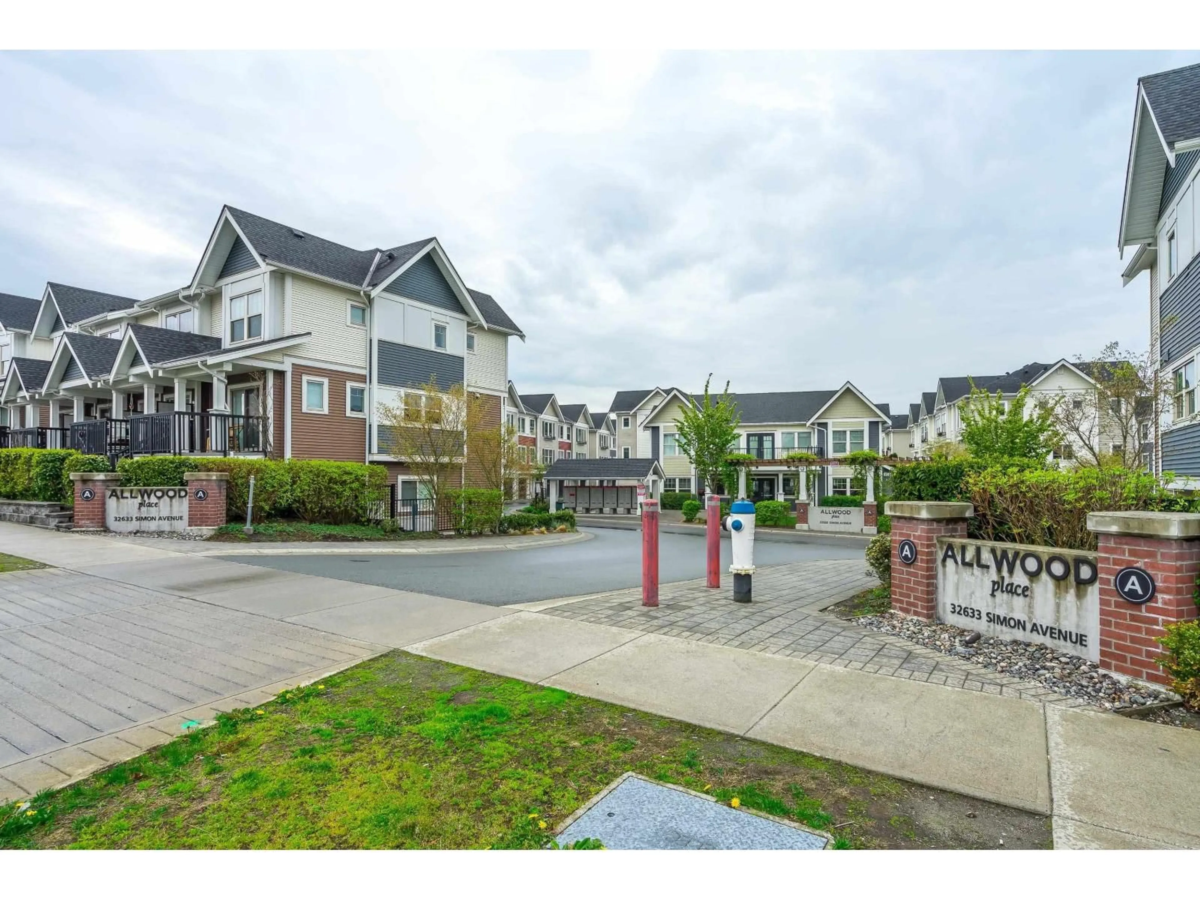 A pic from outside/outdoor area/front of a property/back of a property/a pic from drone, street for 56 - 32633 SIMON AVENUE, Abbotsford British Columbia V2T0G9