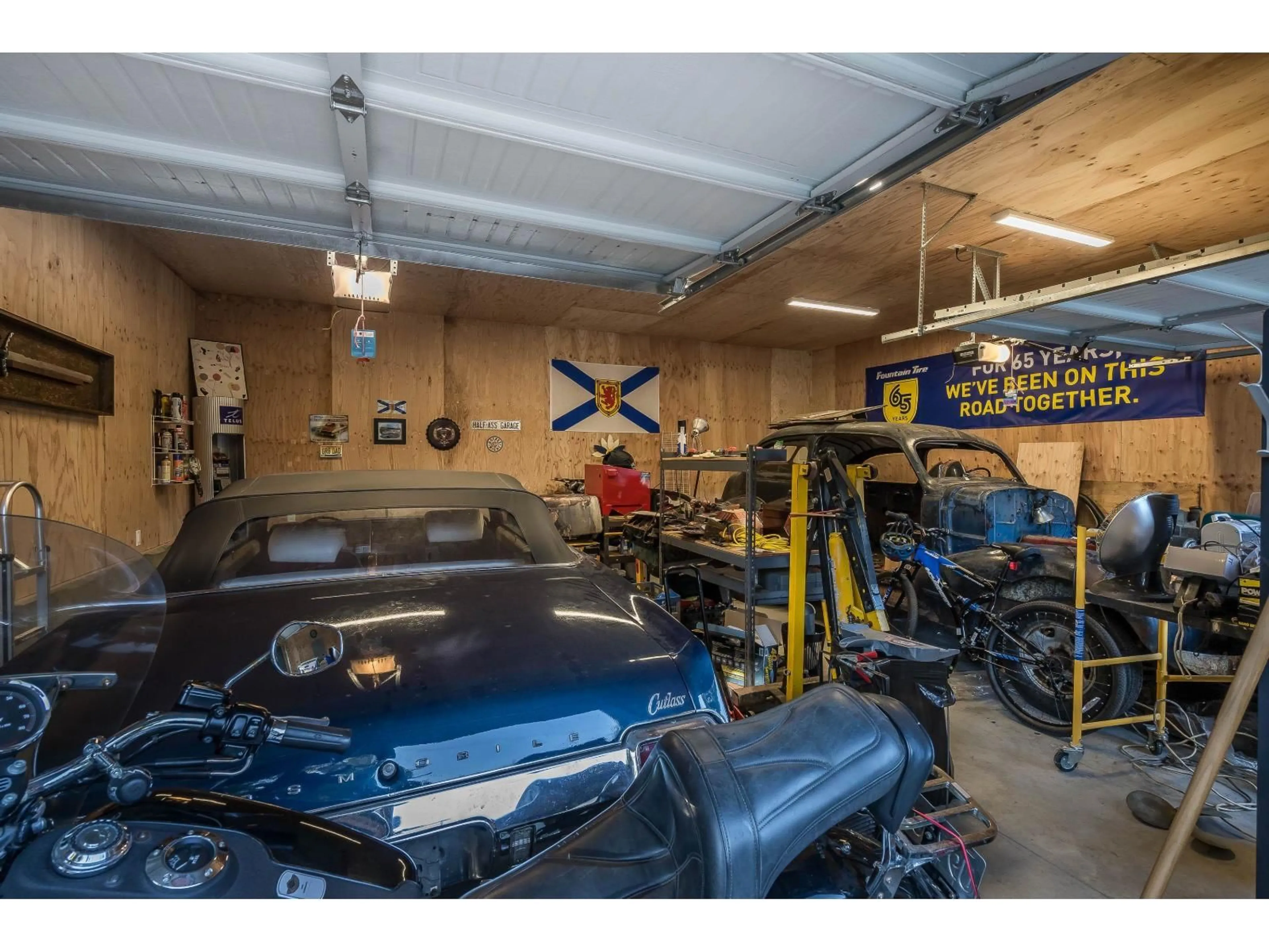 Indoor garage for 20651 44 AVENUE, Langley British Columbia V3A3E5