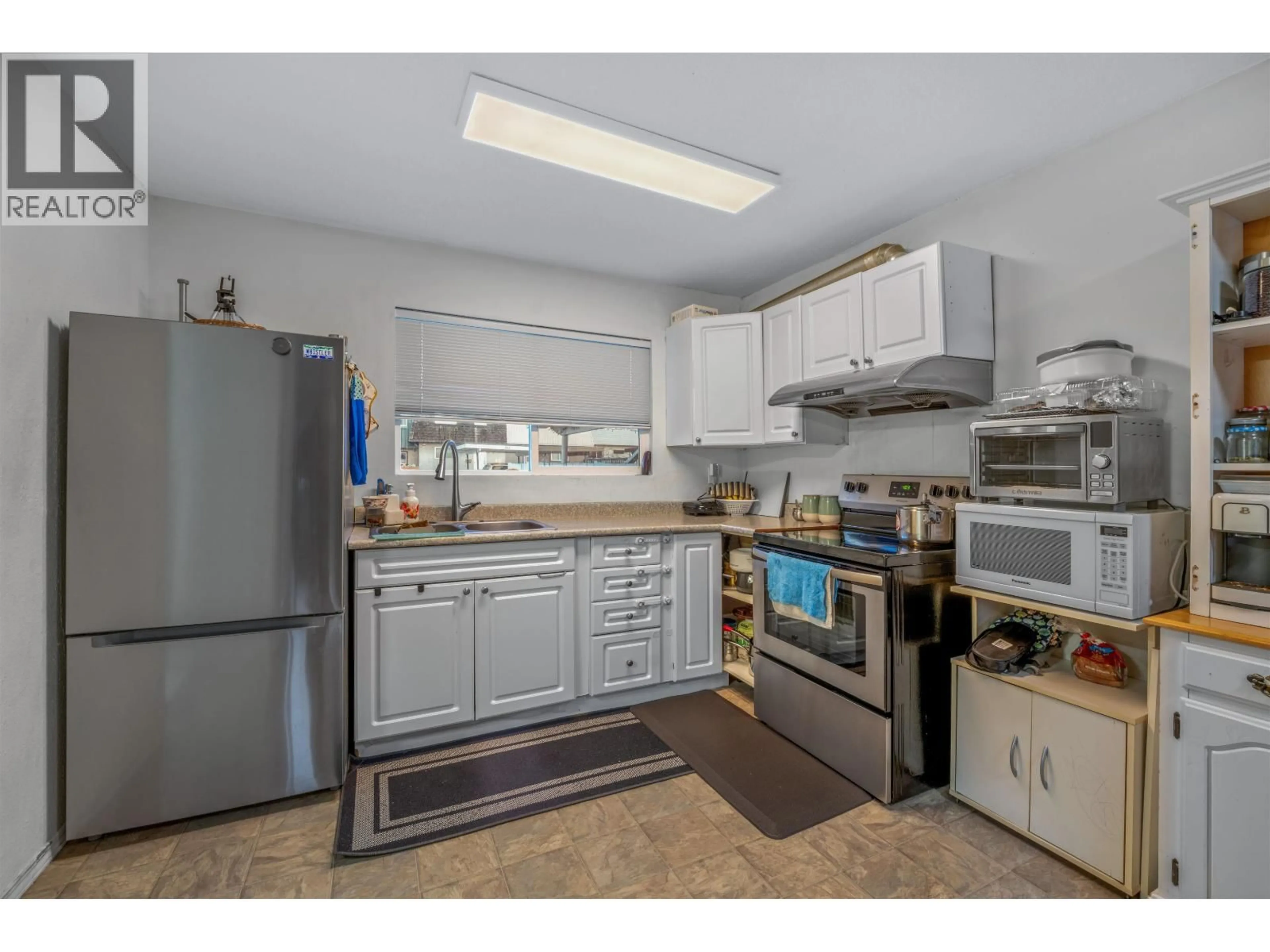 Standard kitchen, unknown for 517 BEECH CRESCENT, Prince George British Columbia V2N1L2