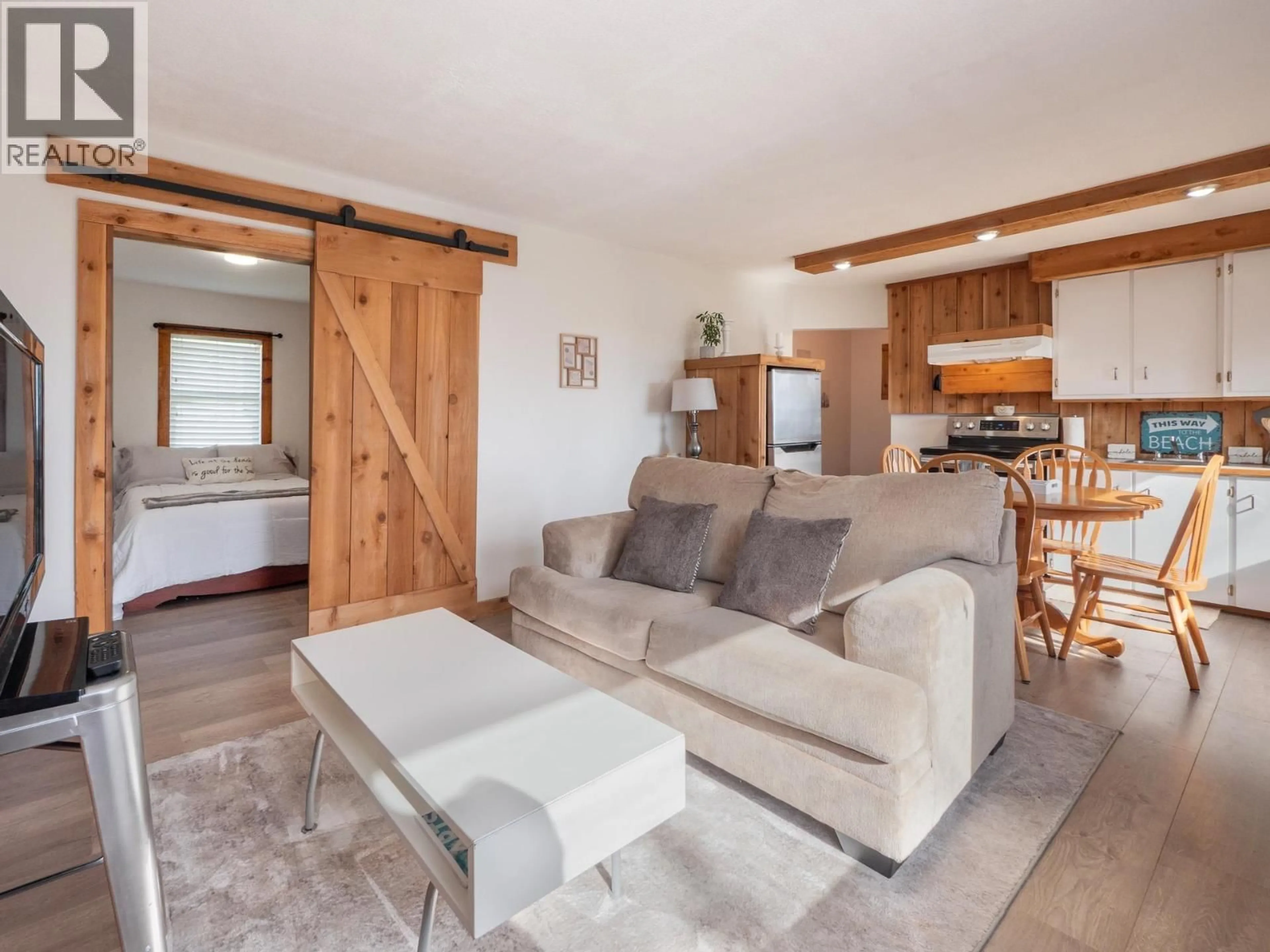 Living room with furniture, unknown for 716/718 HILLCREST ROAD, Gibsons British Columbia V0N1V9