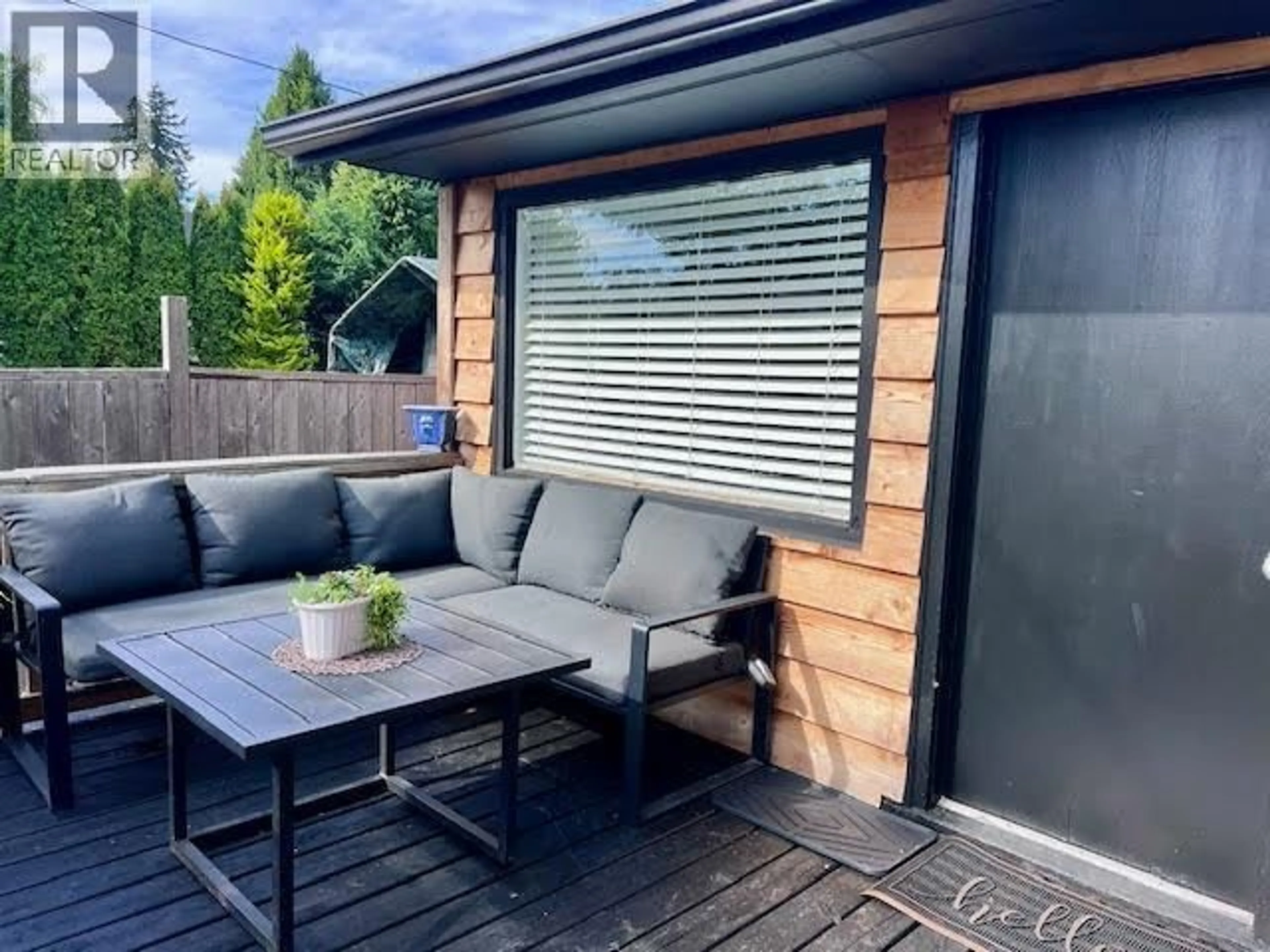 Patio, street for 716/718 HILLCREST ROAD, Gibsons British Columbia V0N1V9