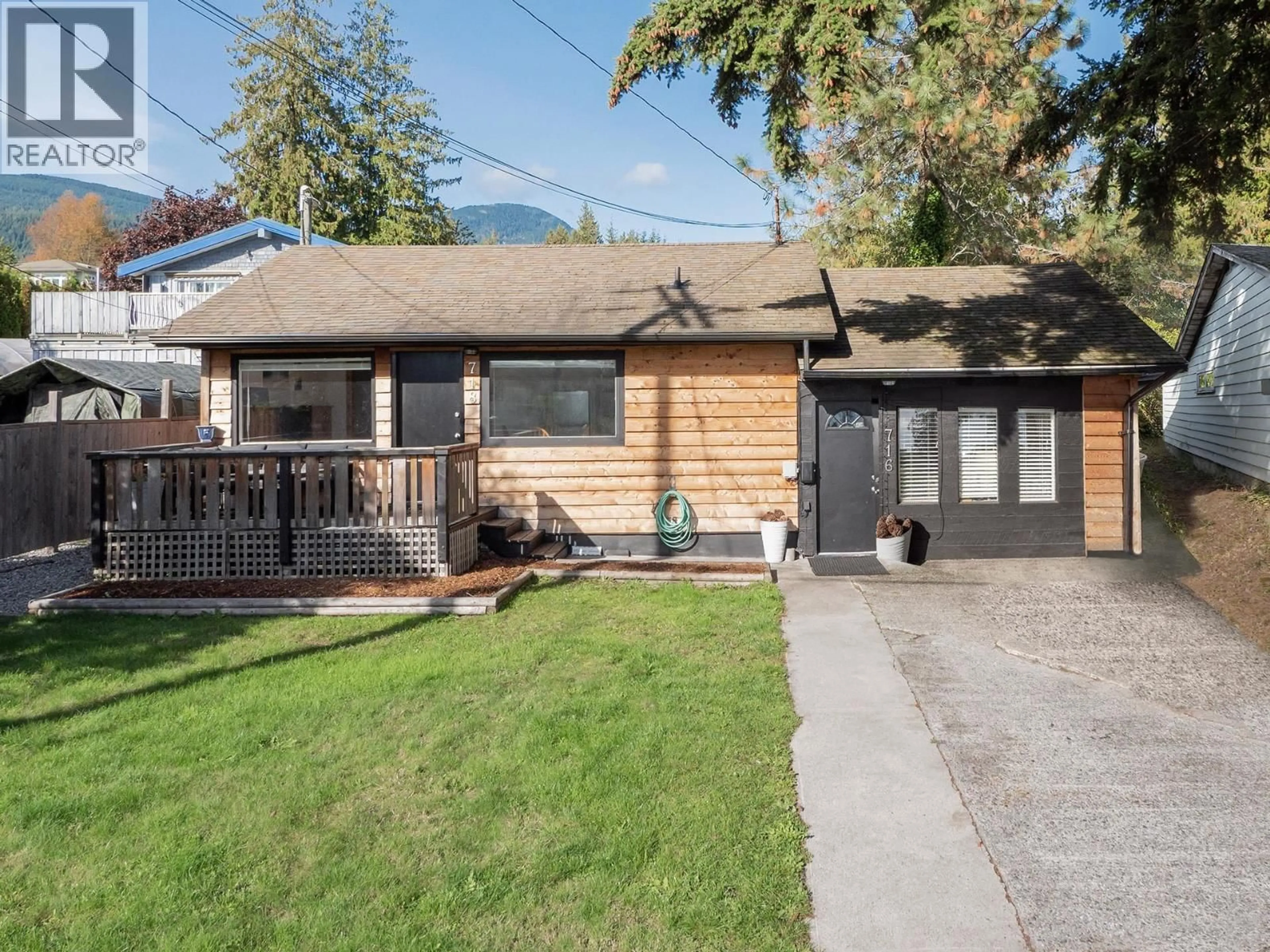 Home with vinyl exterior material, street for 716/718 HILLCREST ROAD, Gibsons British Columbia V0N1V9