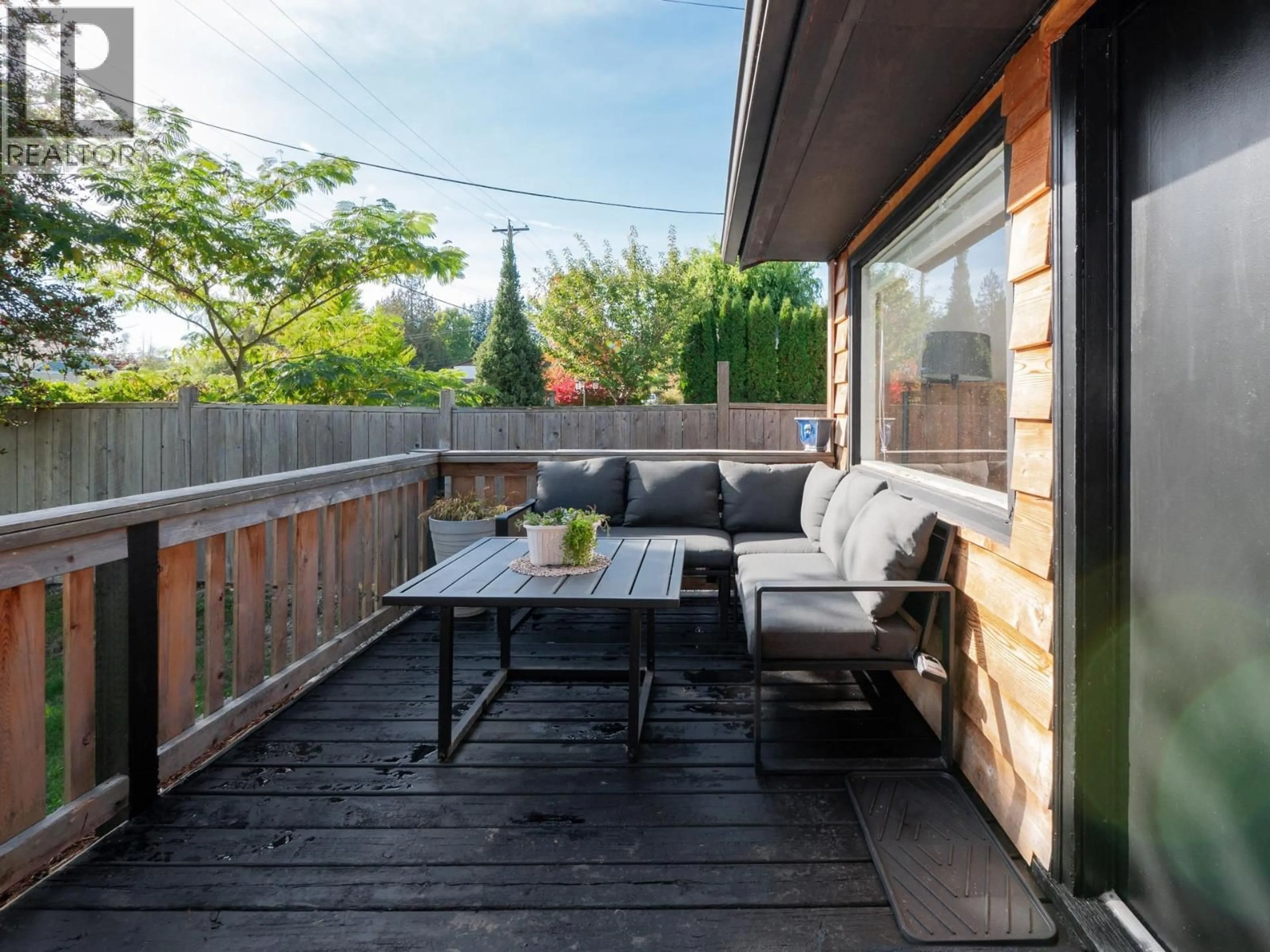 Patio, street for 716/718 HILLCREST ROAD, Gibsons British Columbia V0N1V9