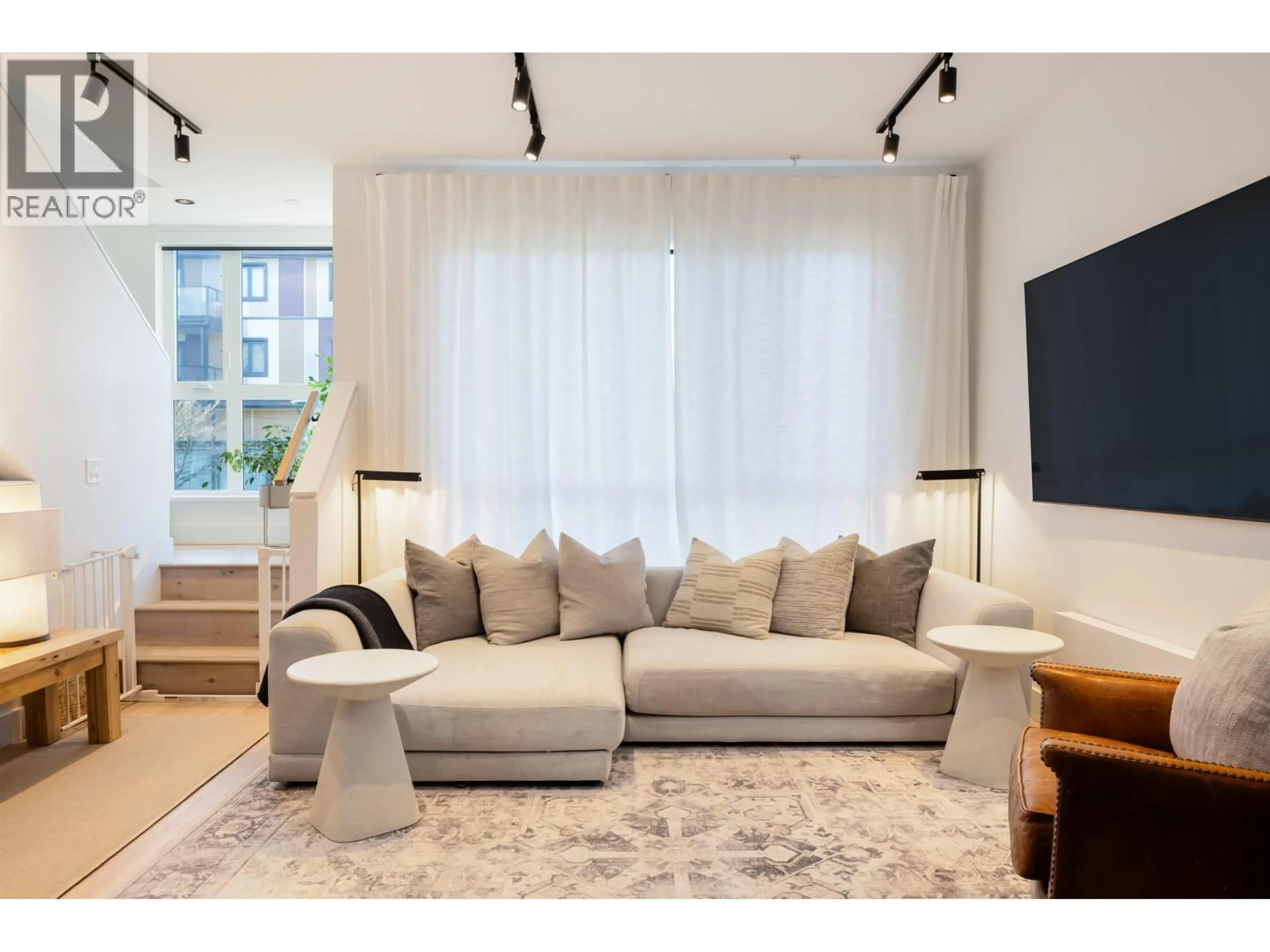 Living room with furniture, unknown for 3914 DUMFRIES STREET, Vancouver British Columbia V5N0J1