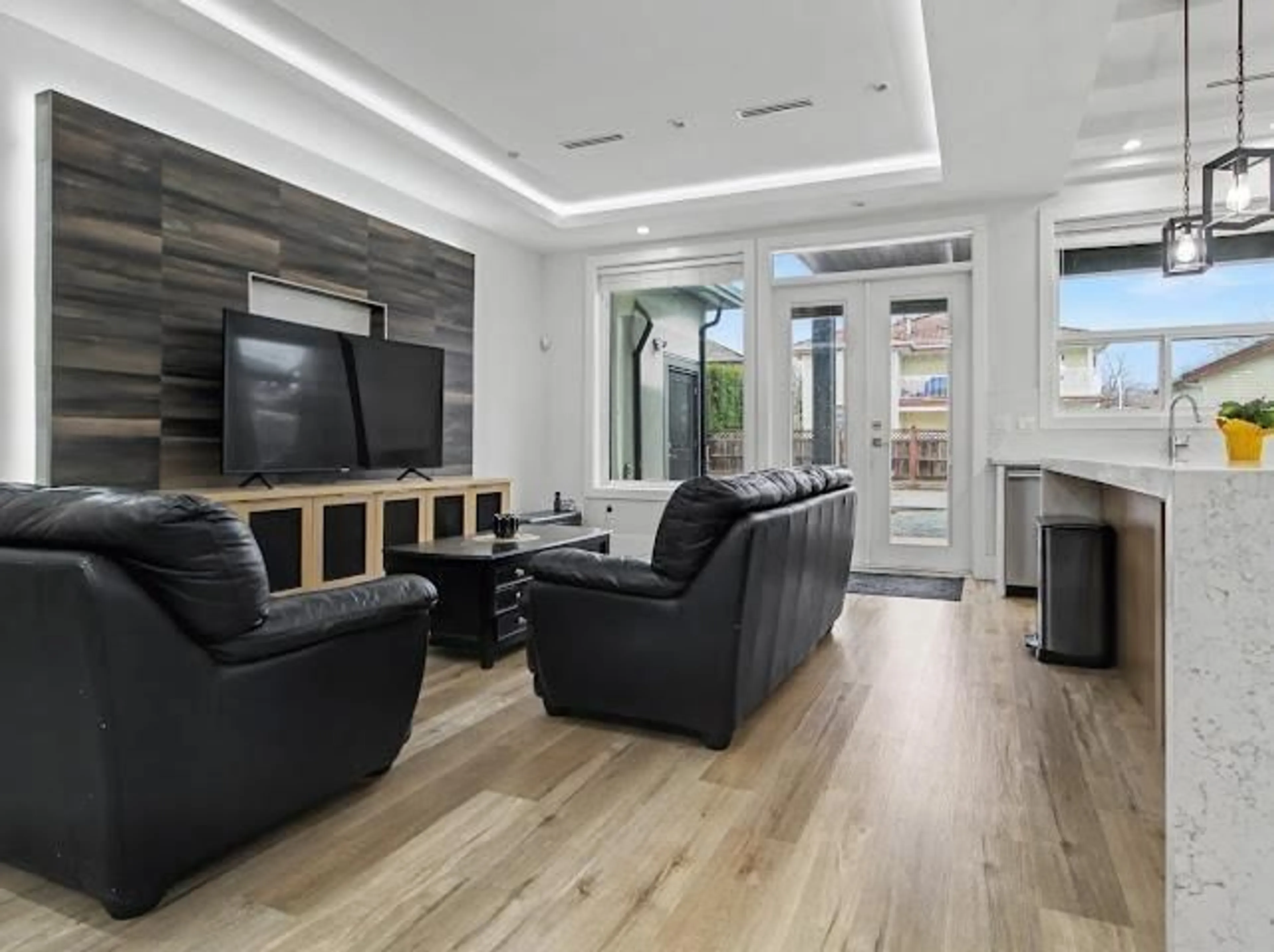 Living room with furniture, wood/laminate floor for 14969 96 AVENUE, Surrey British Columbia V3R9V6