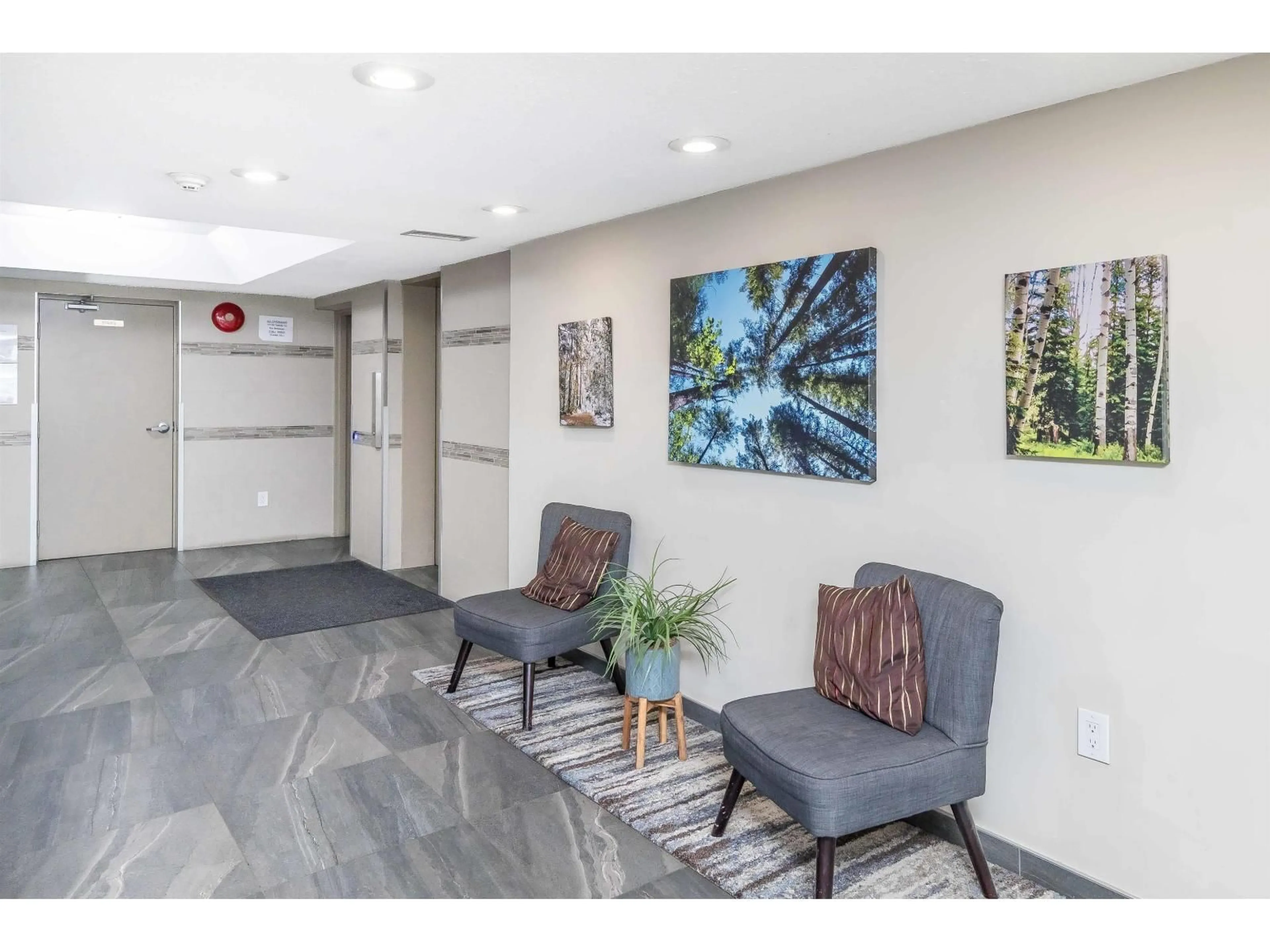 Indoor foyer for 206 - 9682 134 STREET, Surrey British Columbia V3T5L6