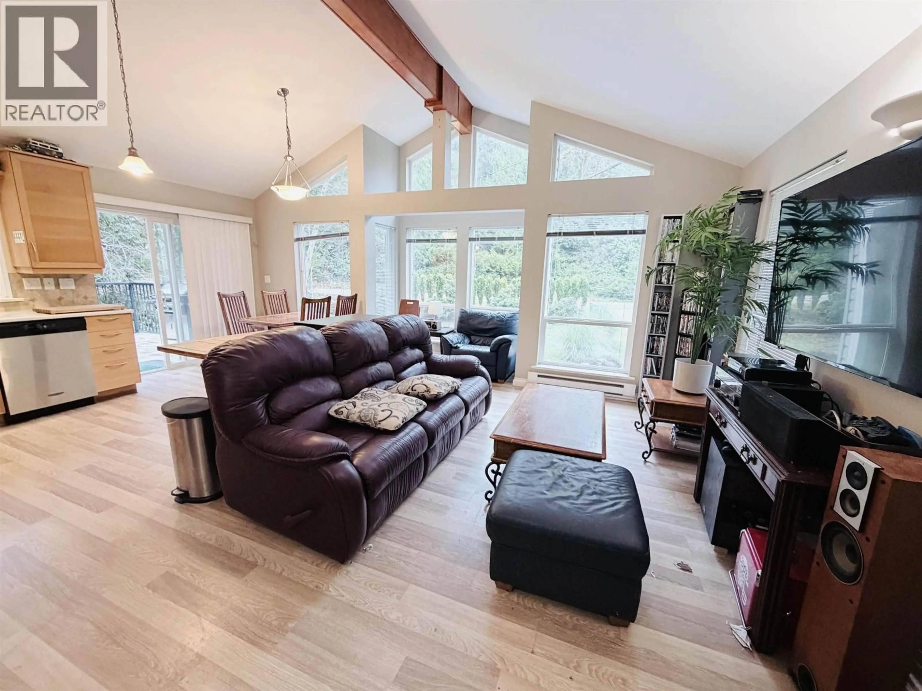Living room with furniture, wood/laminate floor for 5565 RILEY ROAD, Halfmoon Bay British Columbia V7Z1B6