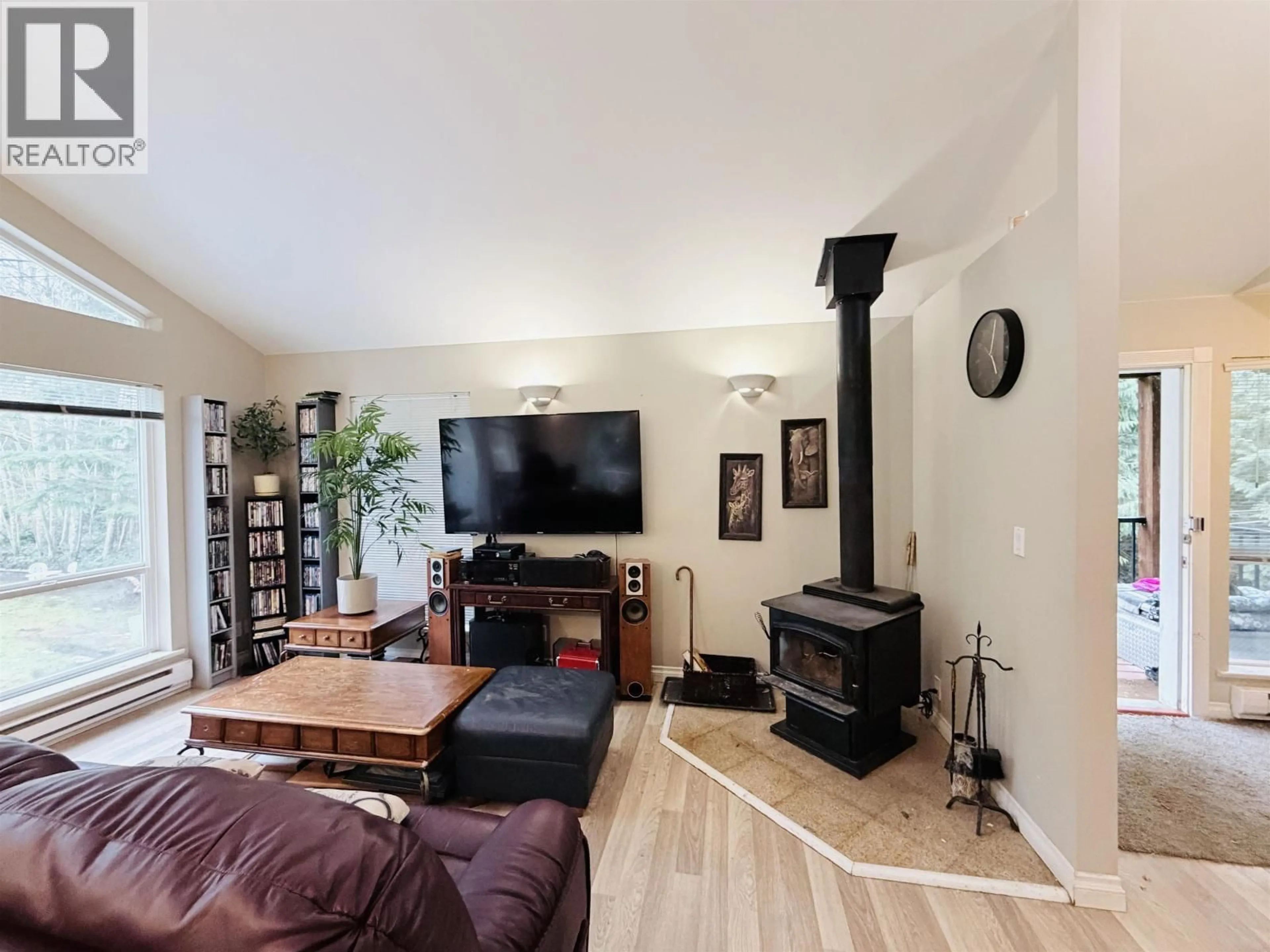 Living room with furniture, unknown for 5565 RILEY ROAD, Halfmoon Bay British Columbia V7Z1B6