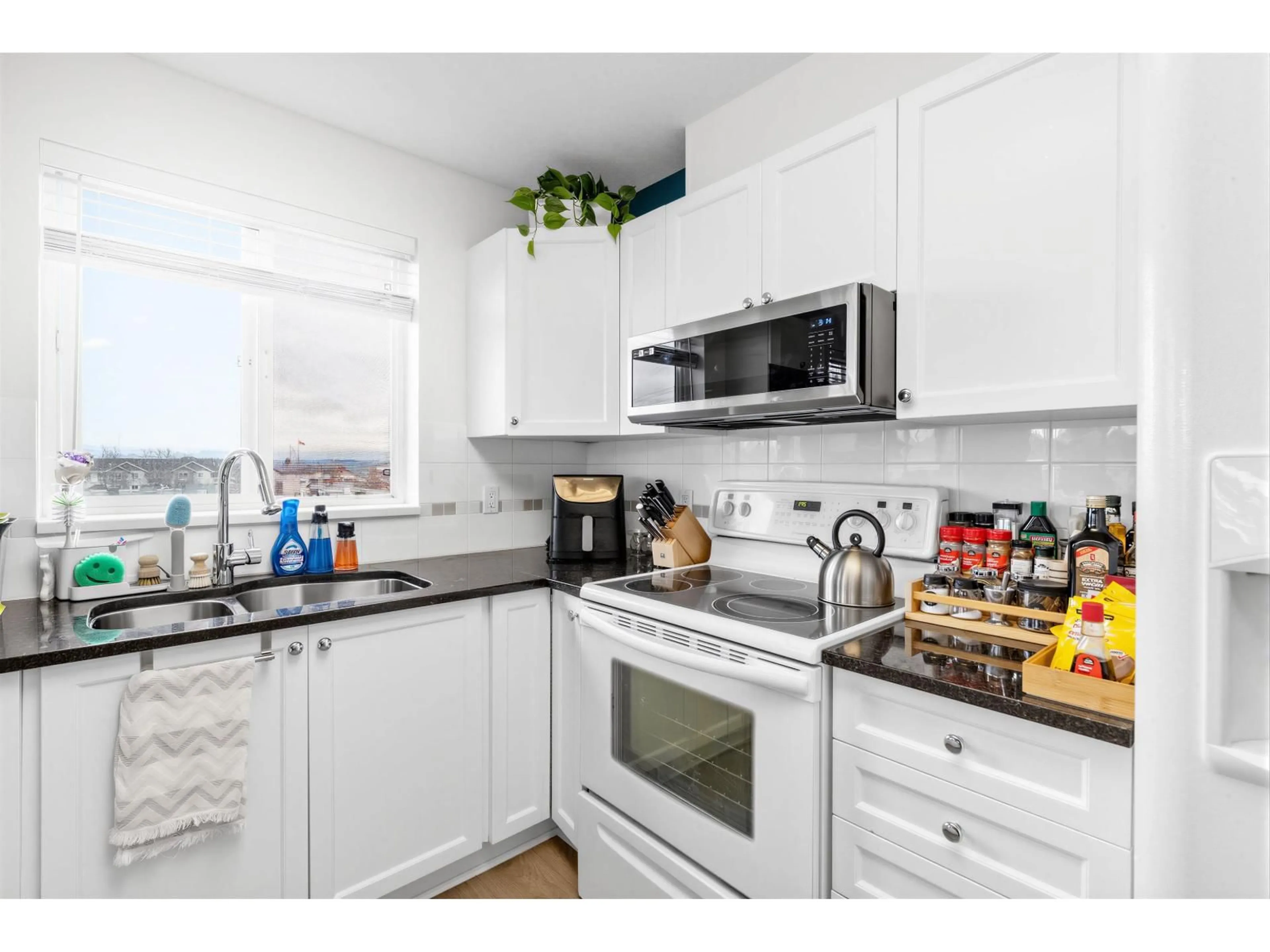 Standard kitchen, unknown for 305 - 6390 196 STREET, Langley British Columbia V2Y1J2