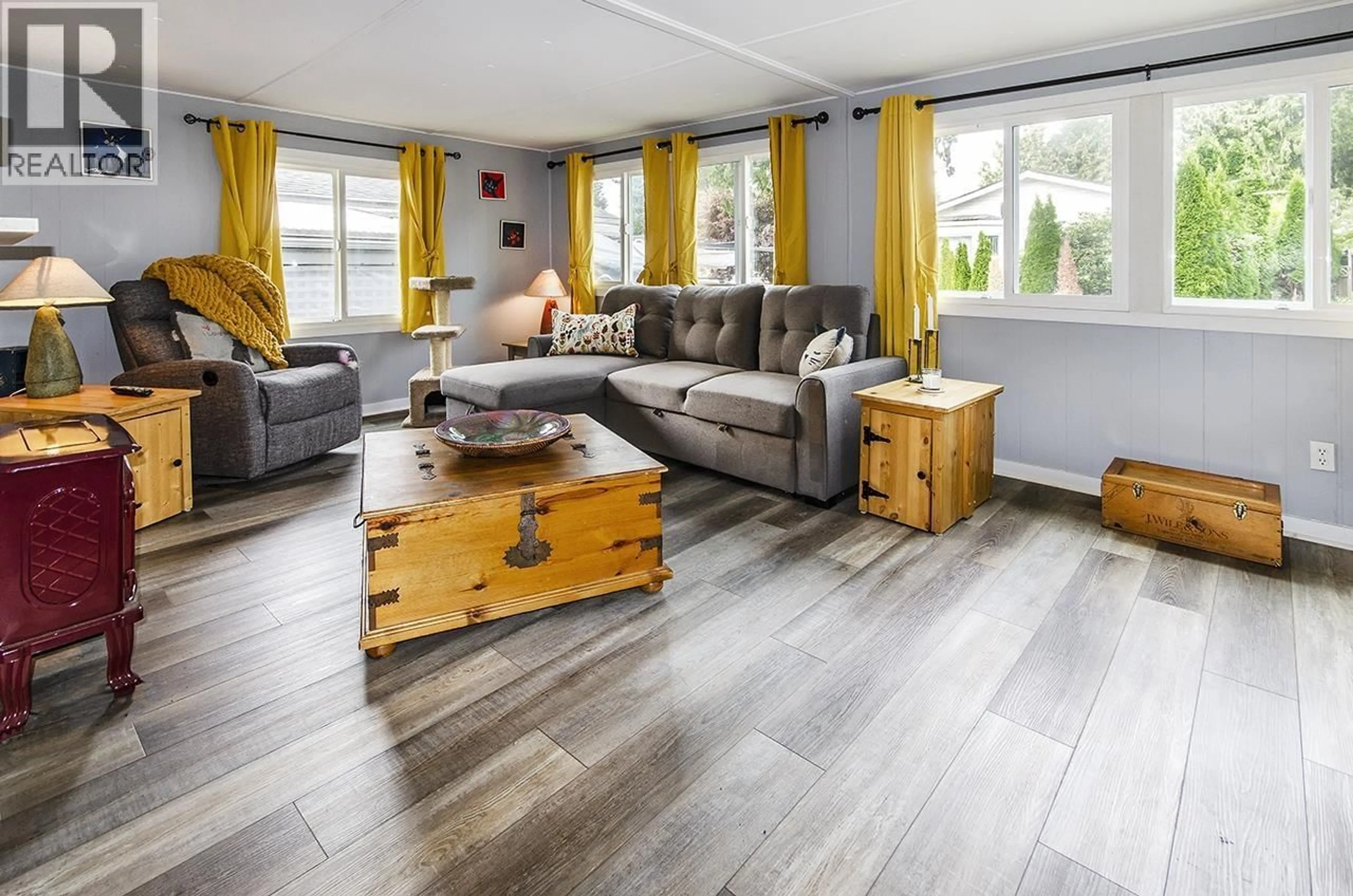 Living room with furniture, wood/laminate floor for 286 TYEE DRIVE, West Vancouver British Columbia V7P1C7