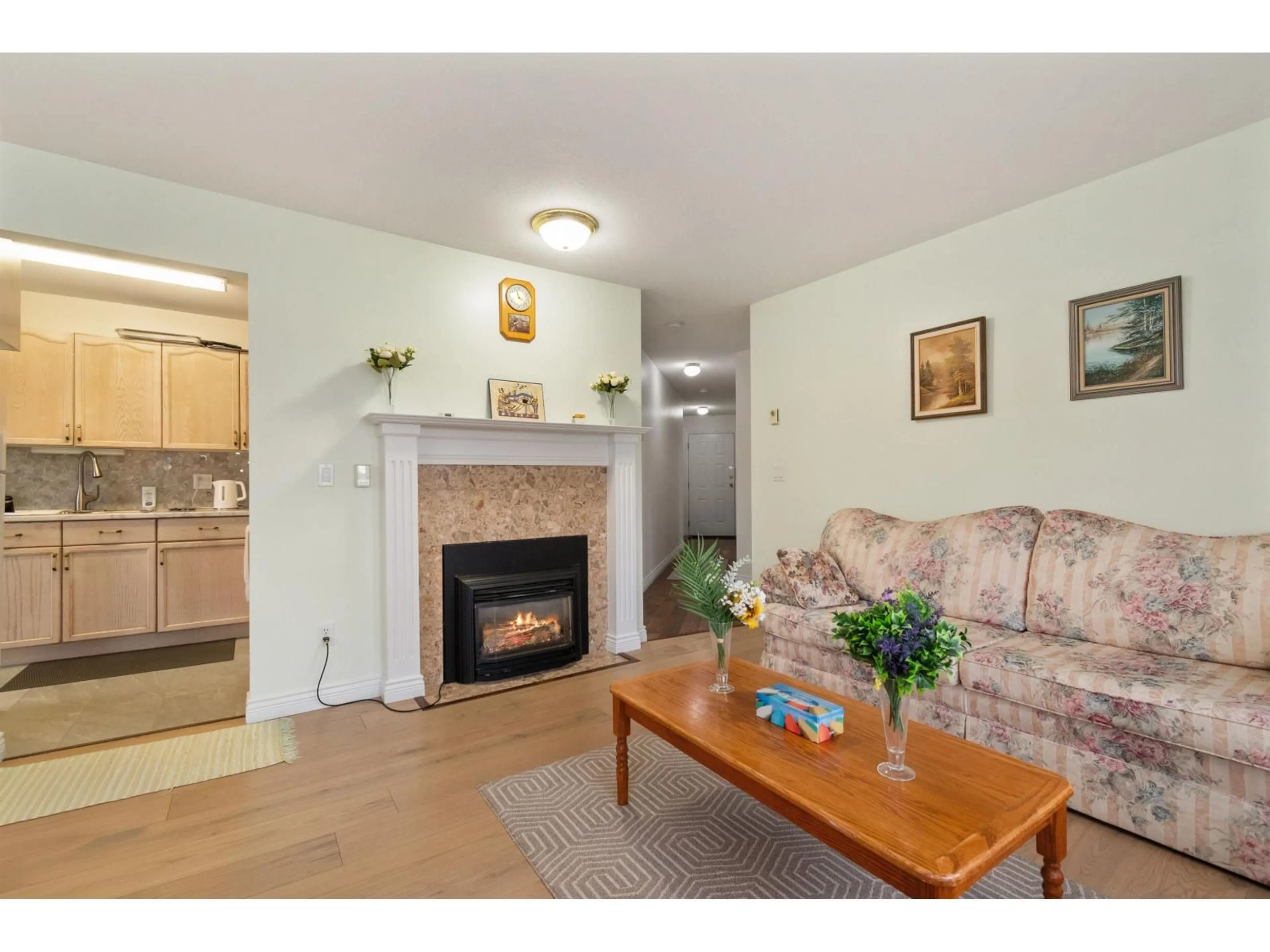 Living room with furniture, wood/laminate floor for 204 - 46000 FIRST AVENUE, Chilliwack British Columbia V2P1W1