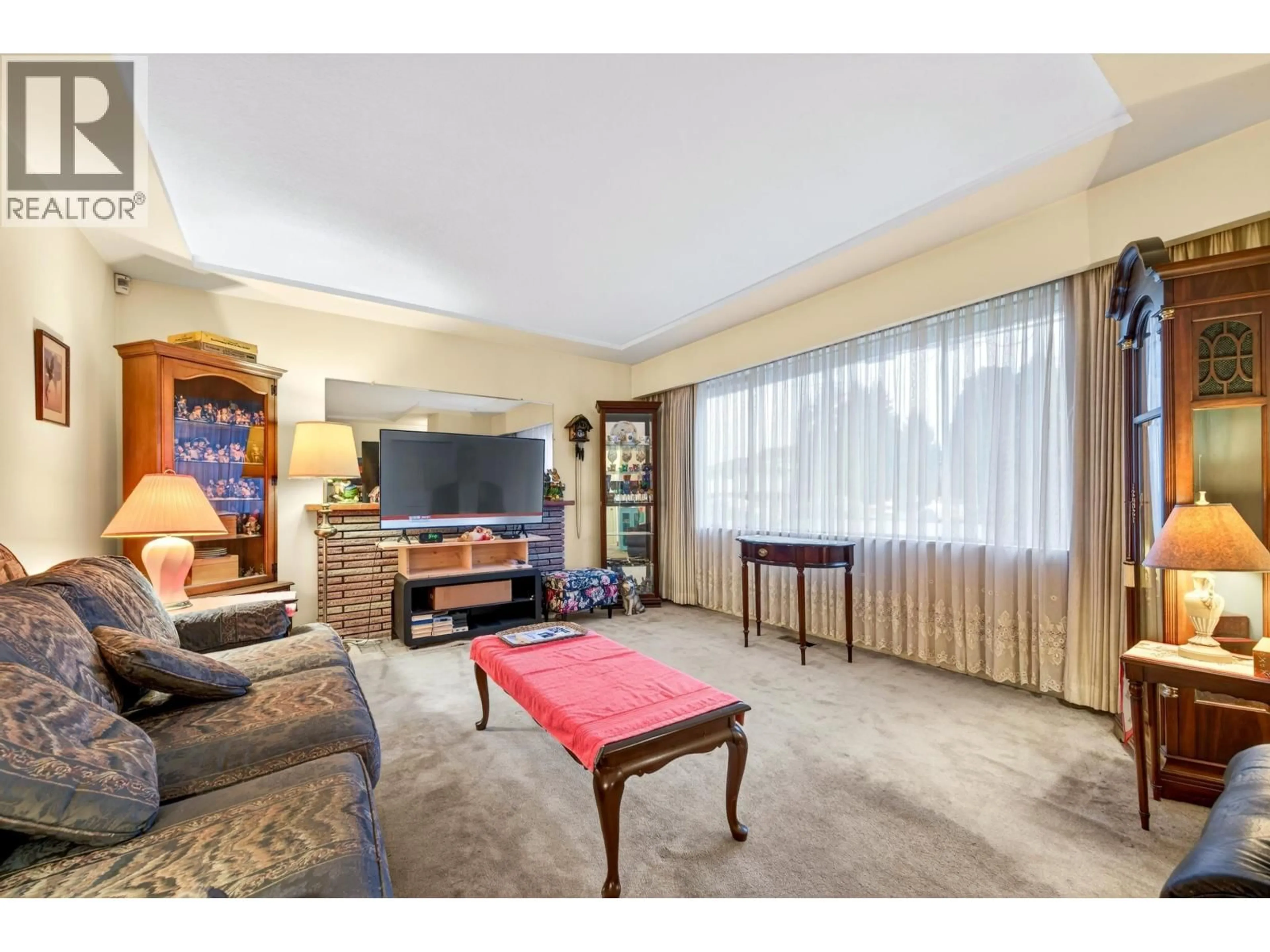 Living room with furniture, carpet floor for 3820 FRANCIS ROAD, Richmond British Columbia V7C1J7