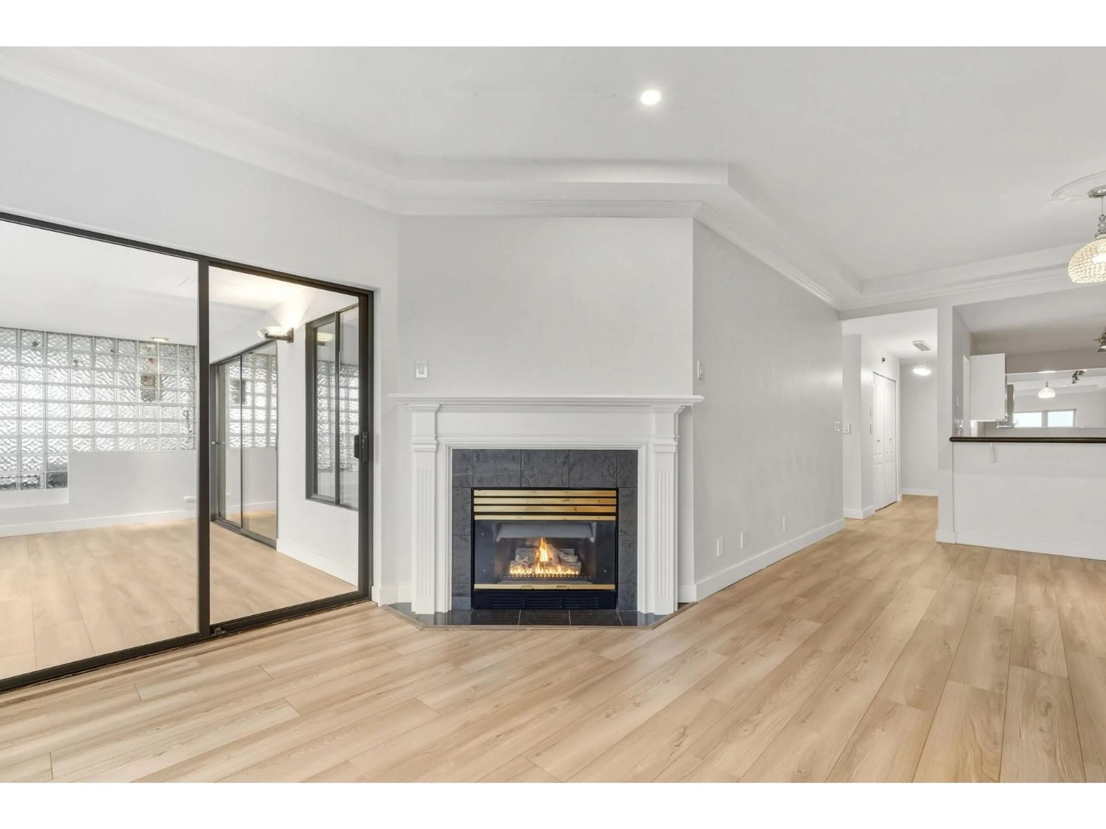 A pic of a room for 204 - 15176 BUENA VISTA AVENUE, White Rock British Columbia V4B1Y3