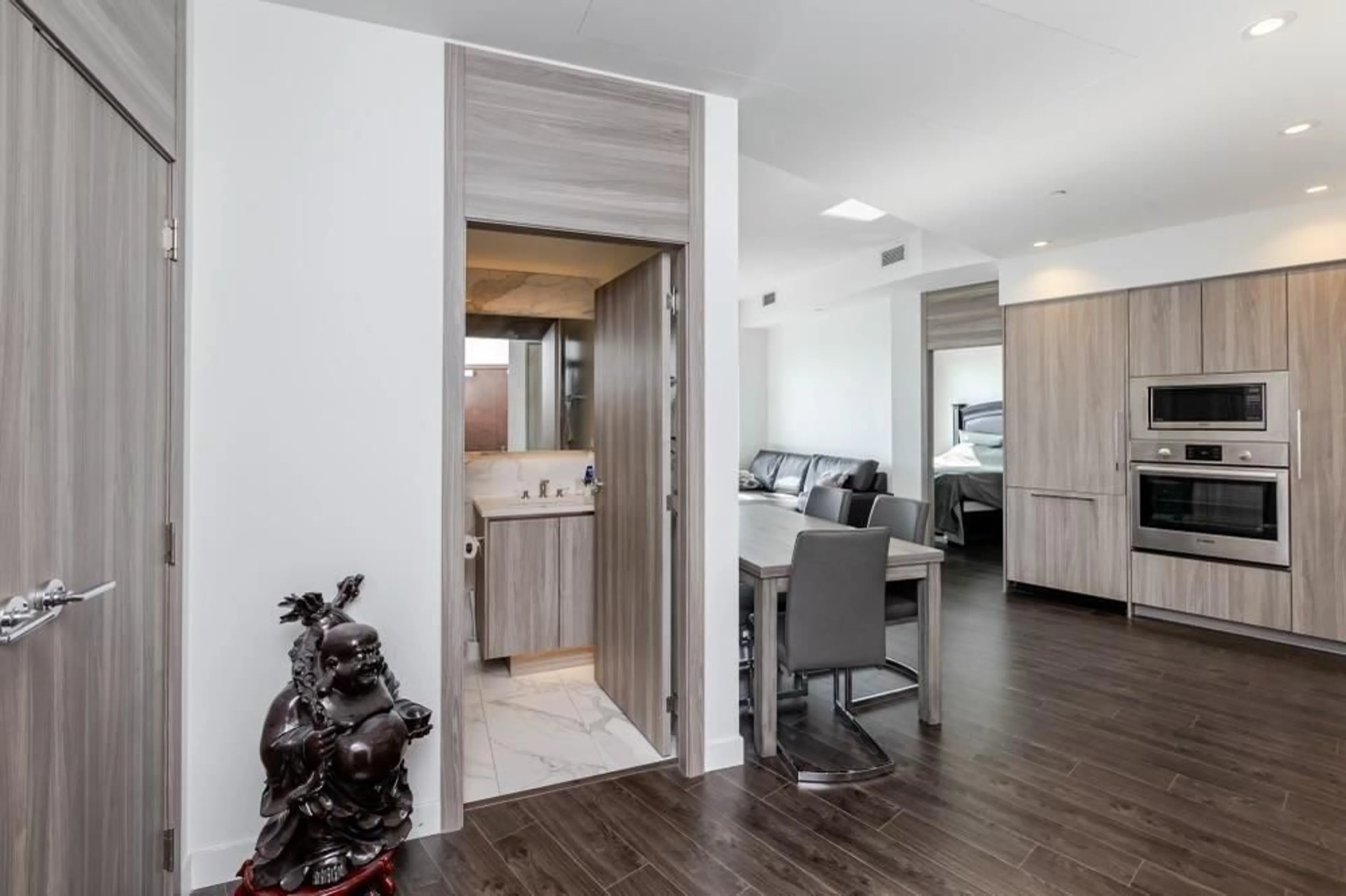 Indoor entryway for 4106 - 9887 WHALLEY BOULEVARD, Surrey British Columbia V3T0P4