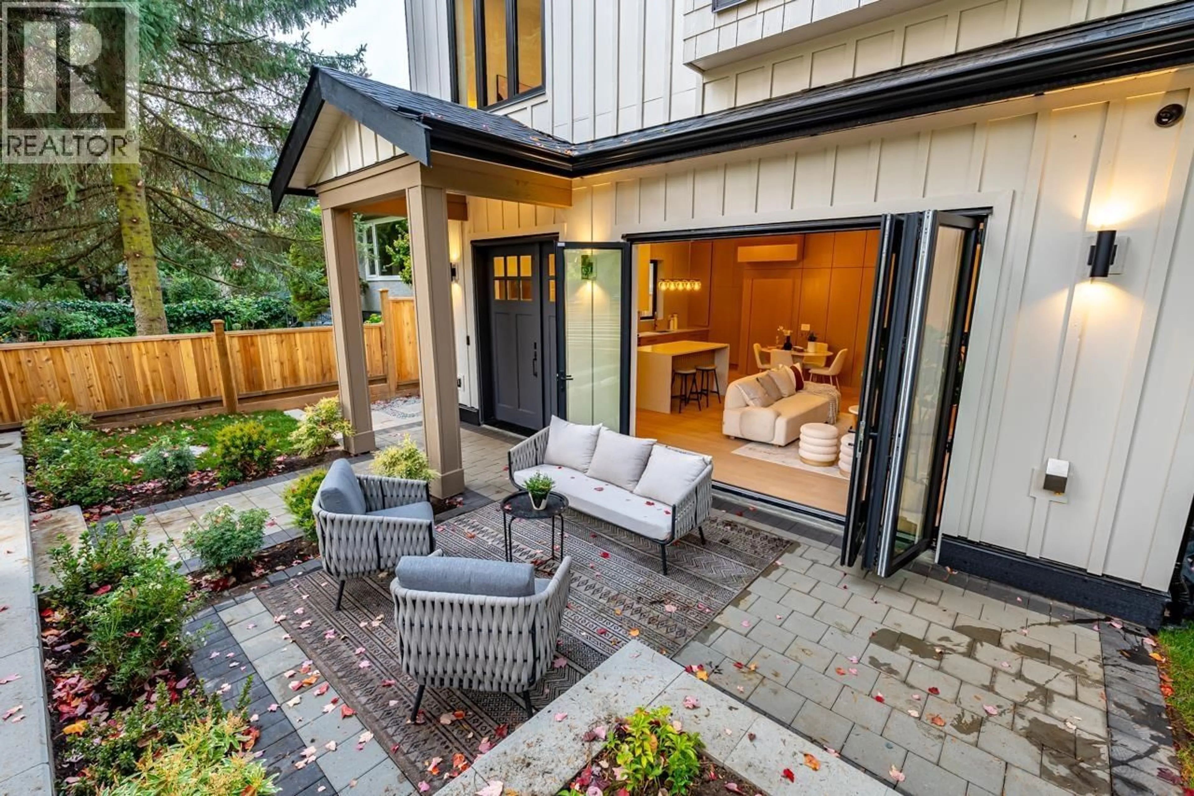 Patio, street for 487 31 AVENUE, Vancouver British Columbia V5V4A8