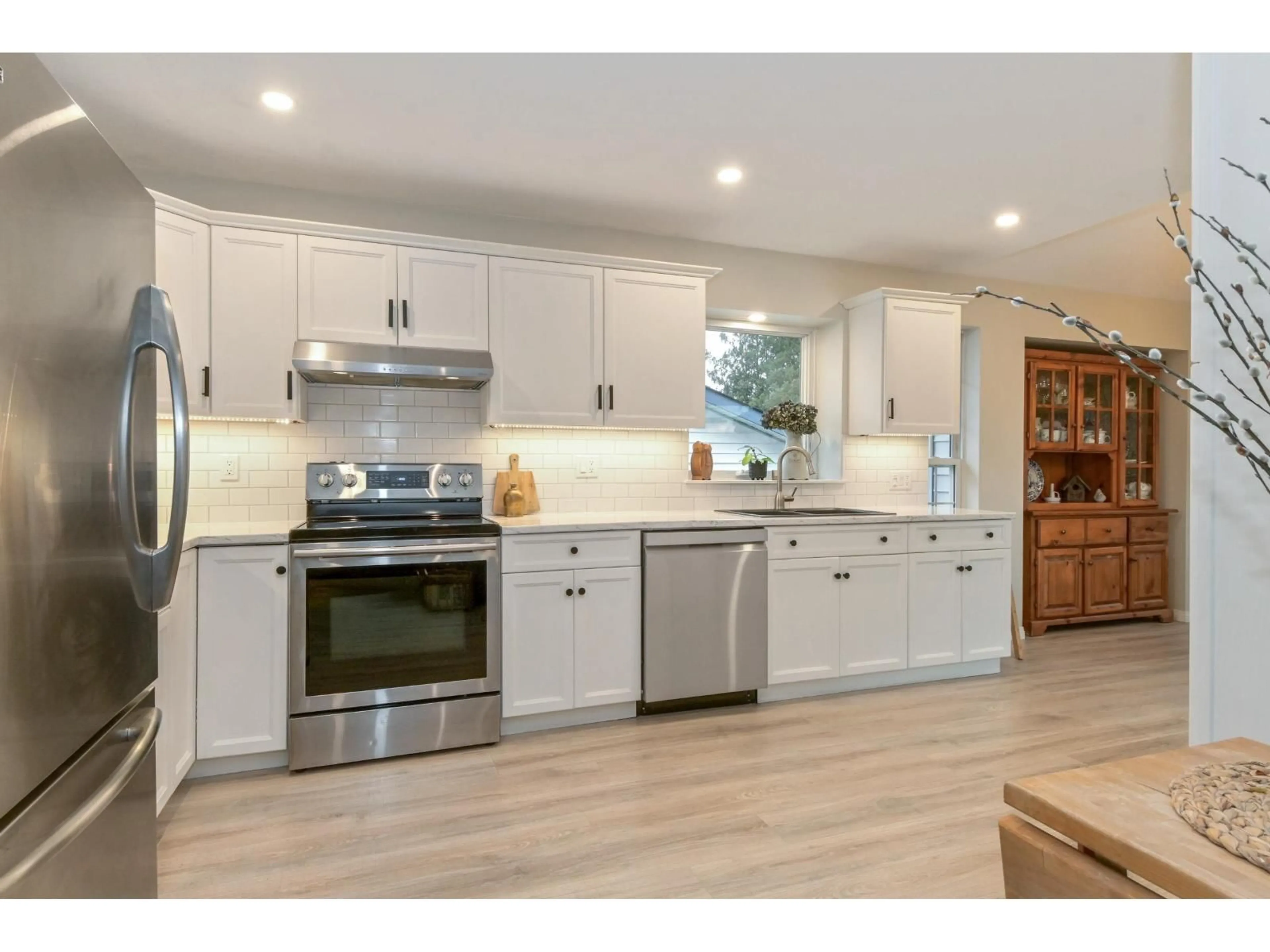 Open concept kitchen, unknown for 34837 OAKHILL DRIVE, Abbotsford British Columbia V2S7R3