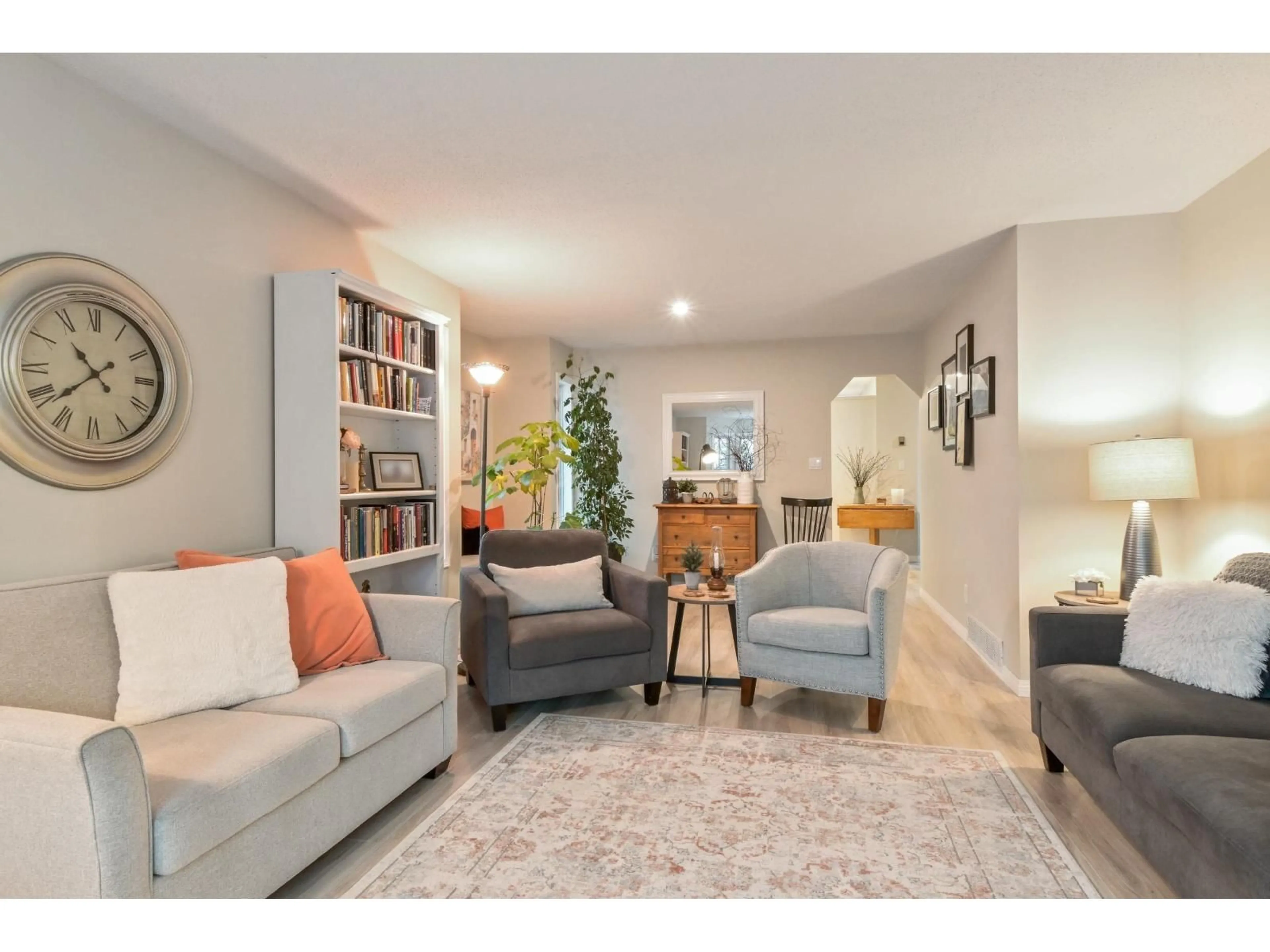 Living room with furniture, unknown for 34837 OAKHILL DRIVE, Abbotsford British Columbia V2S7R3