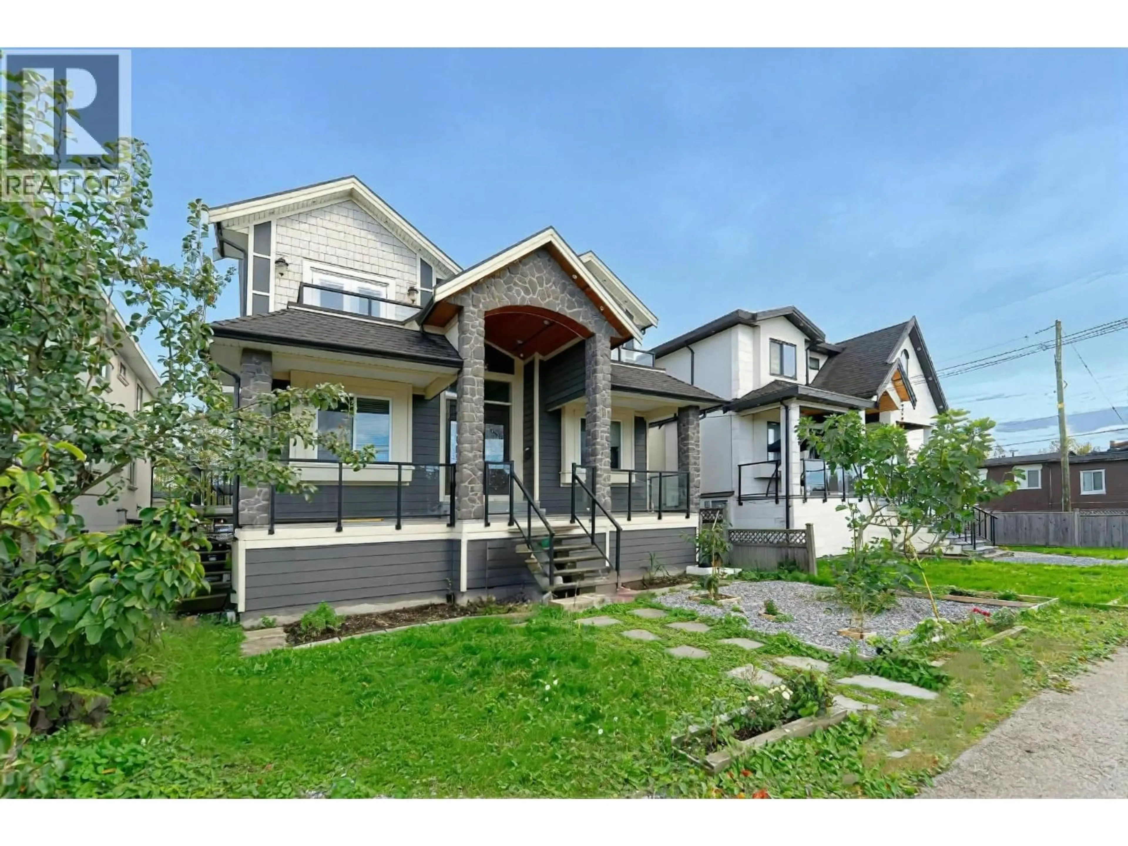 Home with vinyl exterior material, unknown for 520 EWEN AVENUE, New Westminster British Columbia V3M5B1