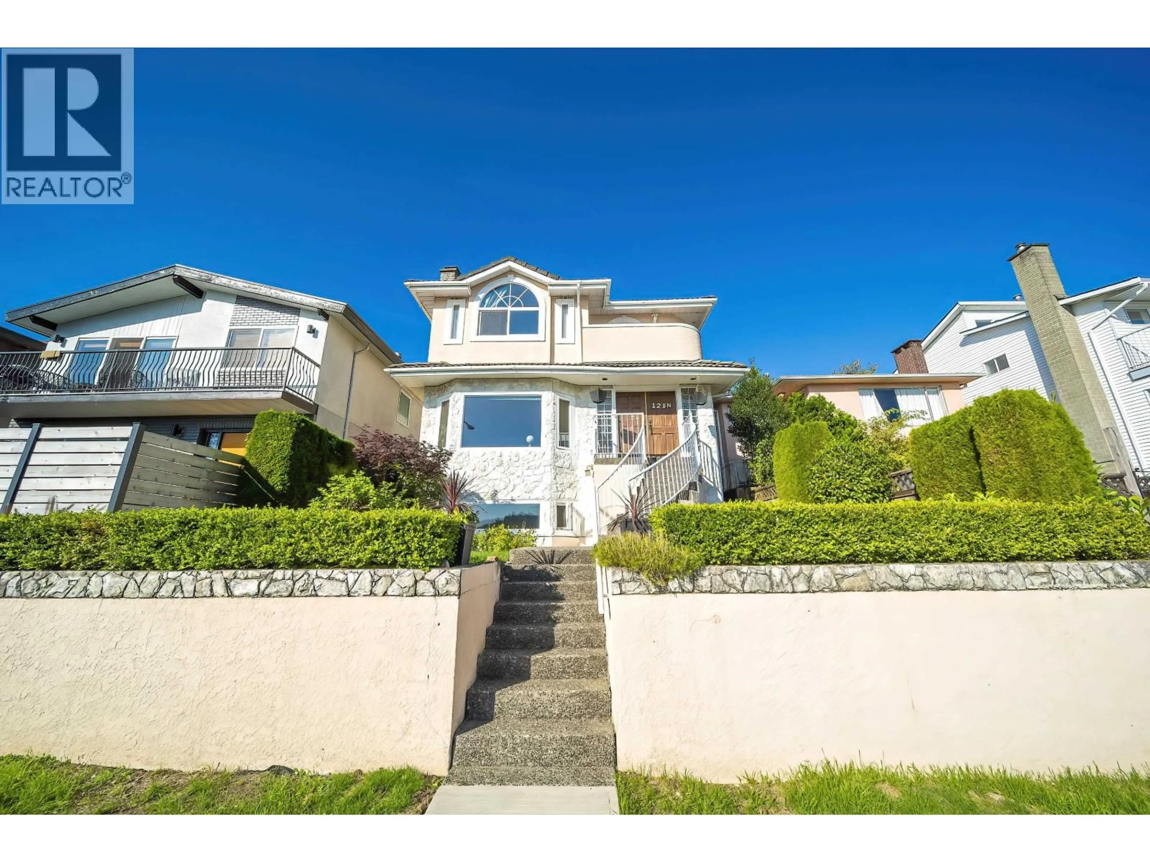 A pic from outside/outdoor area/front of a property/back of a property/a pic from drone, street for 125 WARWICK AVENUE, Burnaby British Columbia V5B1K8