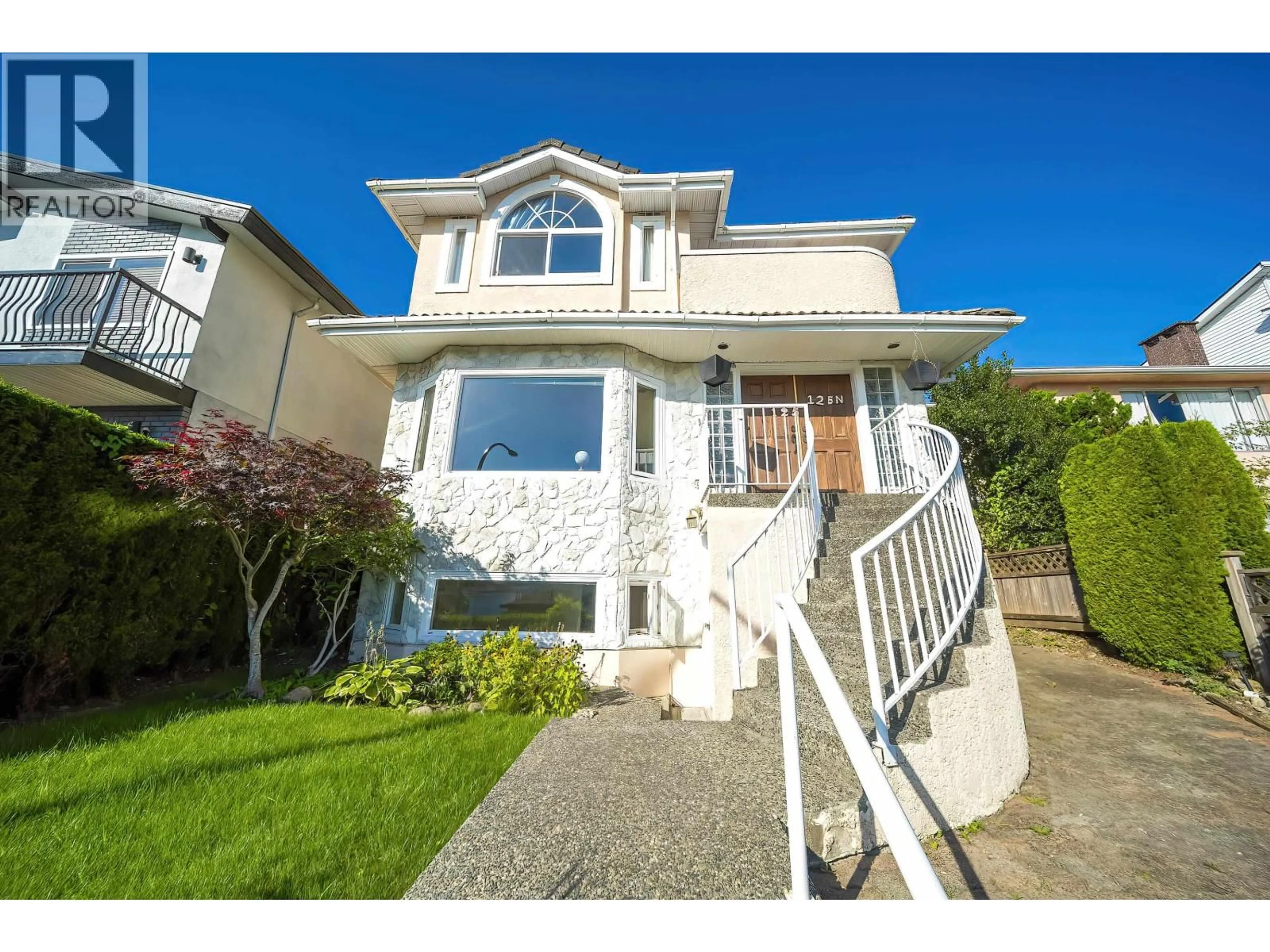 Home with vinyl exterior material, street for 125 WARWICK AVENUE, Burnaby British Columbia V5B1K8