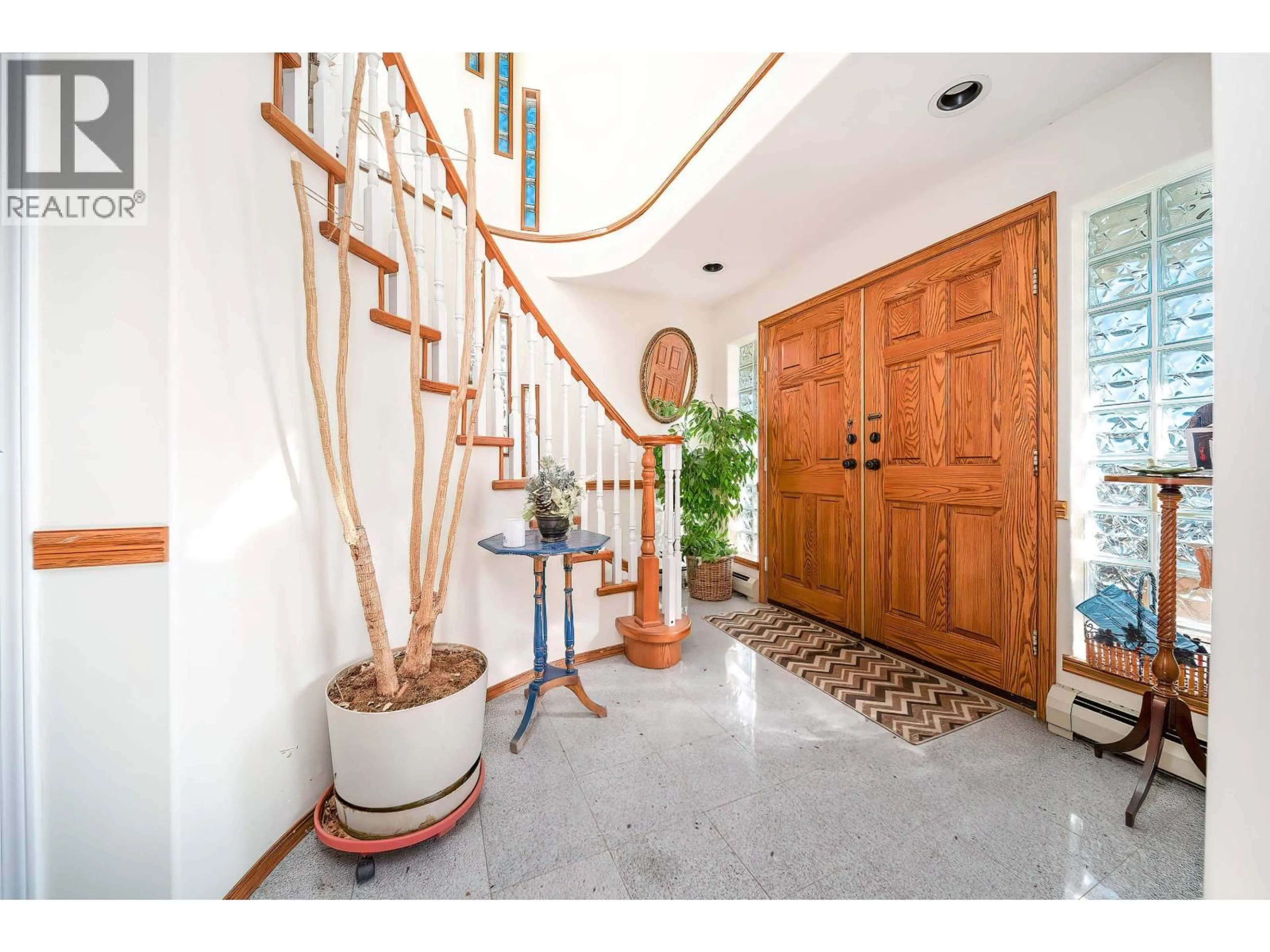 Indoor entryway for 125 WARWICK AVENUE, Burnaby British Columbia V5B1K8