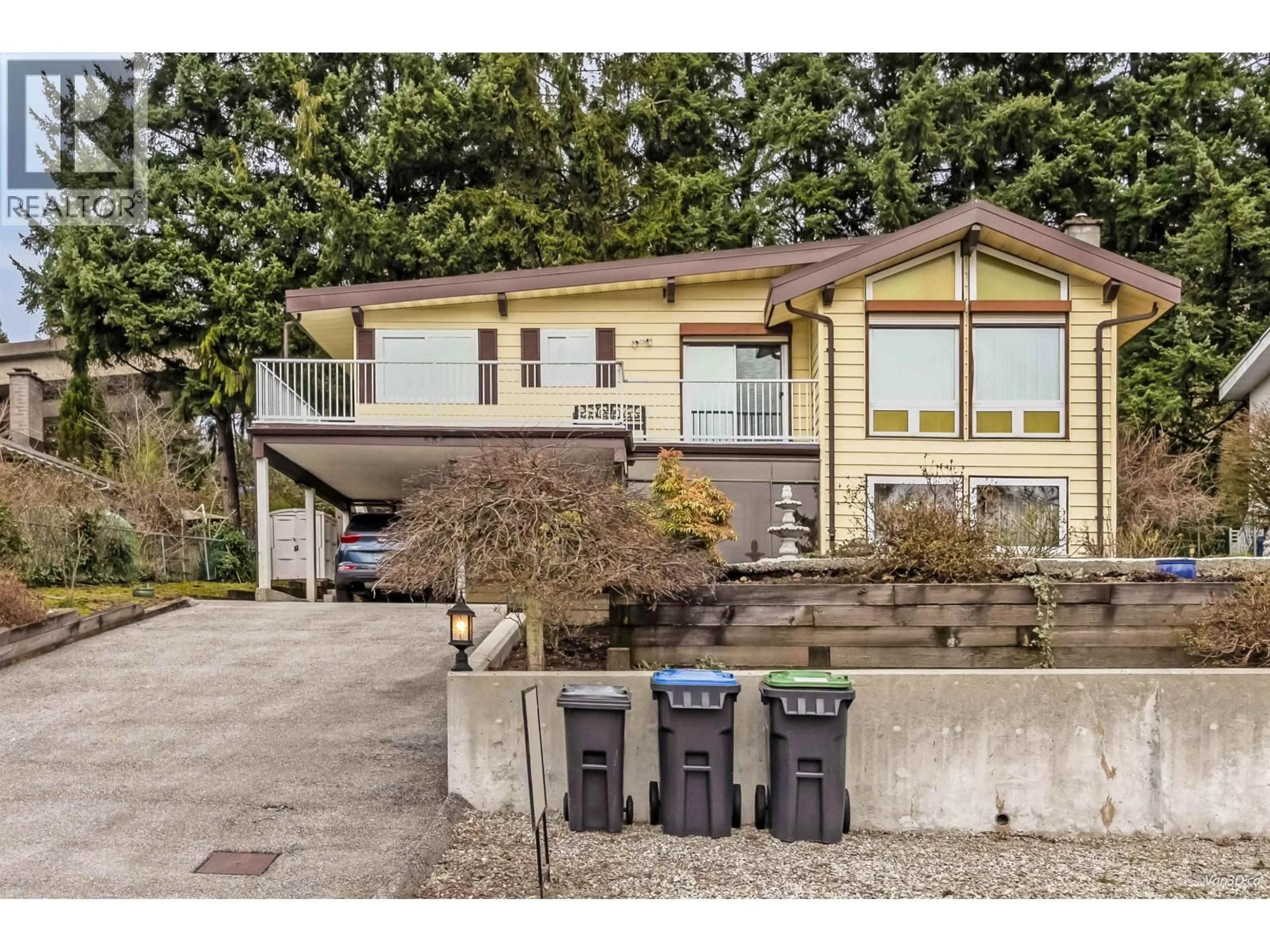 Home with vinyl exterior material, street for 935 LONDON PLACE, New Westminster British Columbia V3M4Z5
