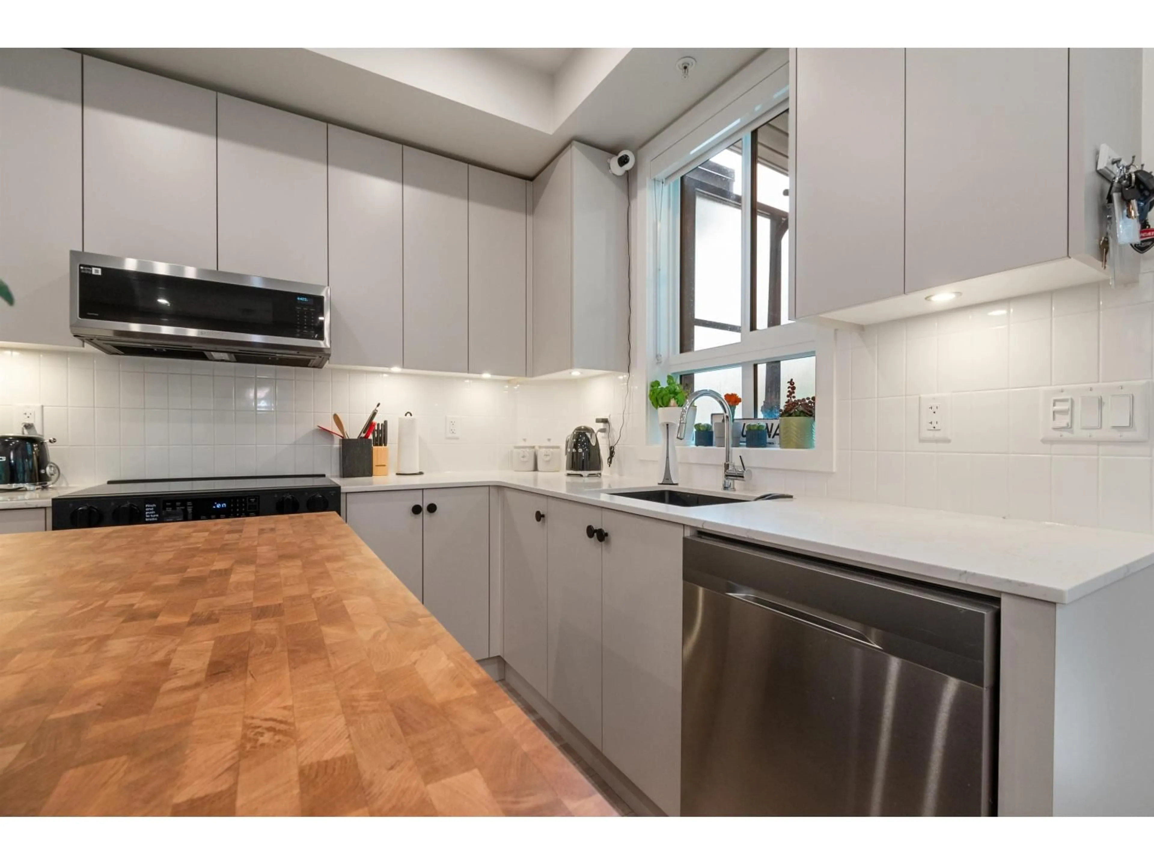 Contemporary kitchen, ceramic/tile floor for 103 - 45511 CAMPUS DRIVE, Chilliwack British Columbia V2R6K8