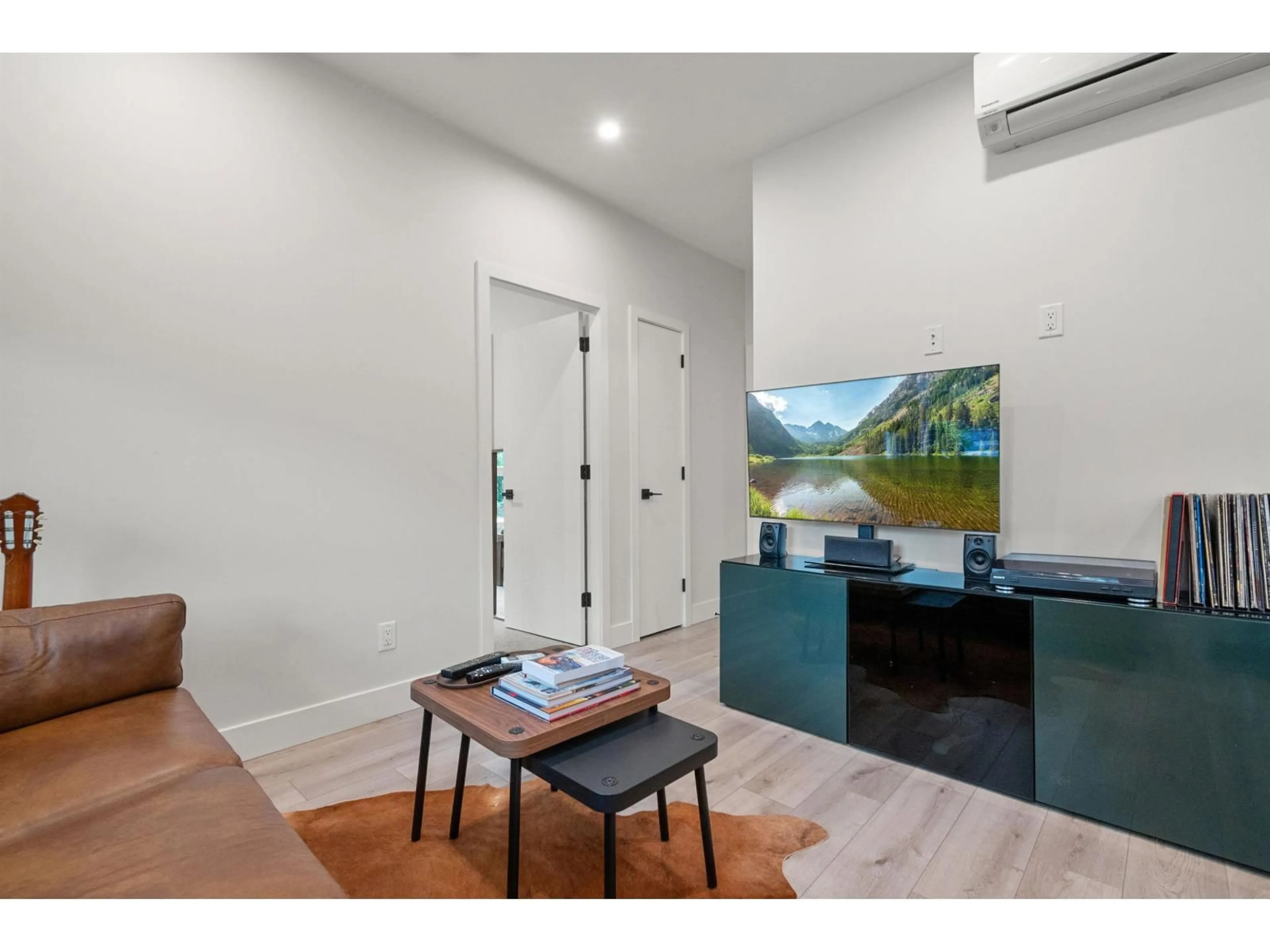 Indoor entryway for 103 - 45511 CAMPUS DRIVE, Chilliwack British Columbia V2R6K8