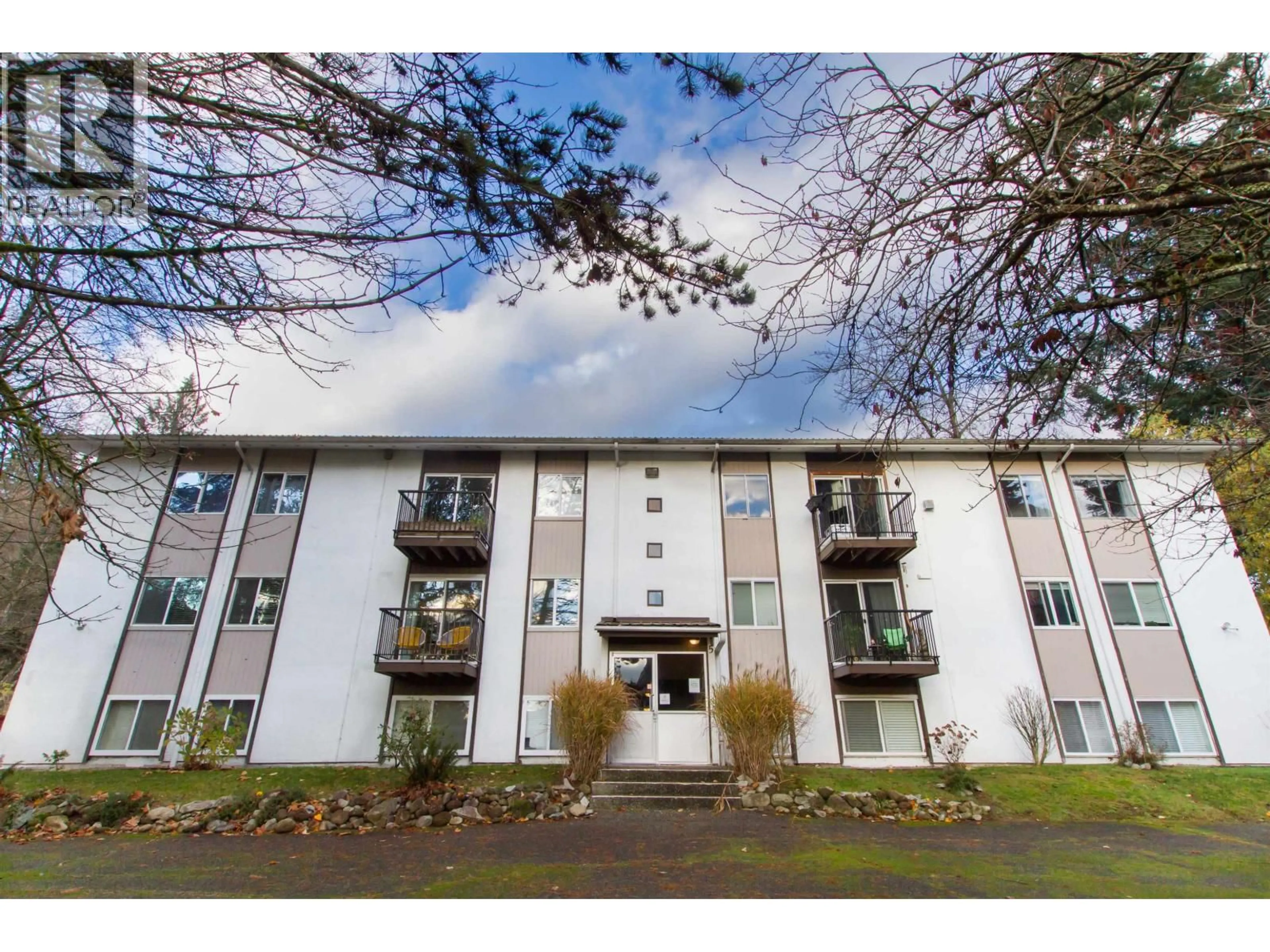 A pic from outside/outdoor area/front of a property/back of a property/a pic from drone, building for 49 - 38185 WESTWAY AVENUE, Squamish British Columbia V8B0L6