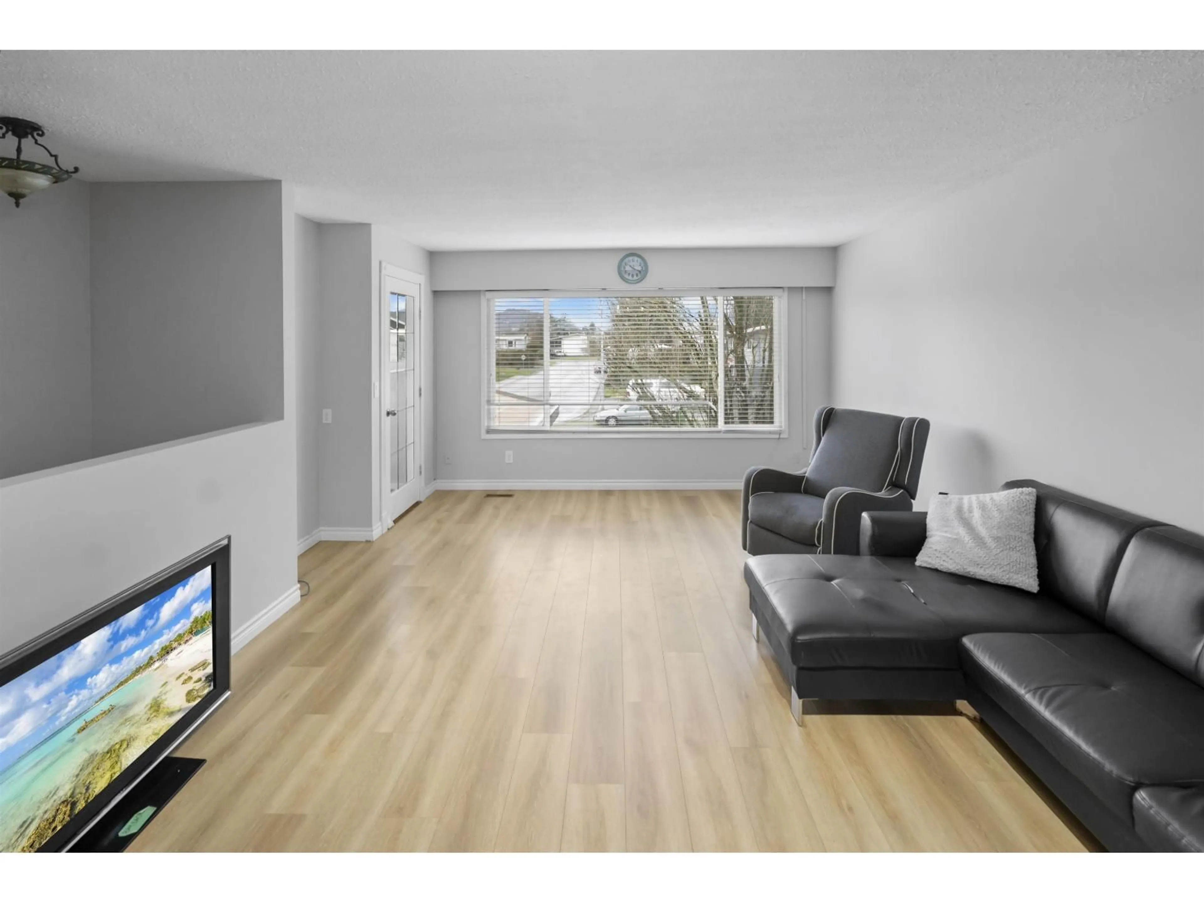 Living room with furniture, wood/laminate floor for A - 46538 ROLINDE CRESCENT, Chilliwack British Columbia V2P6X5