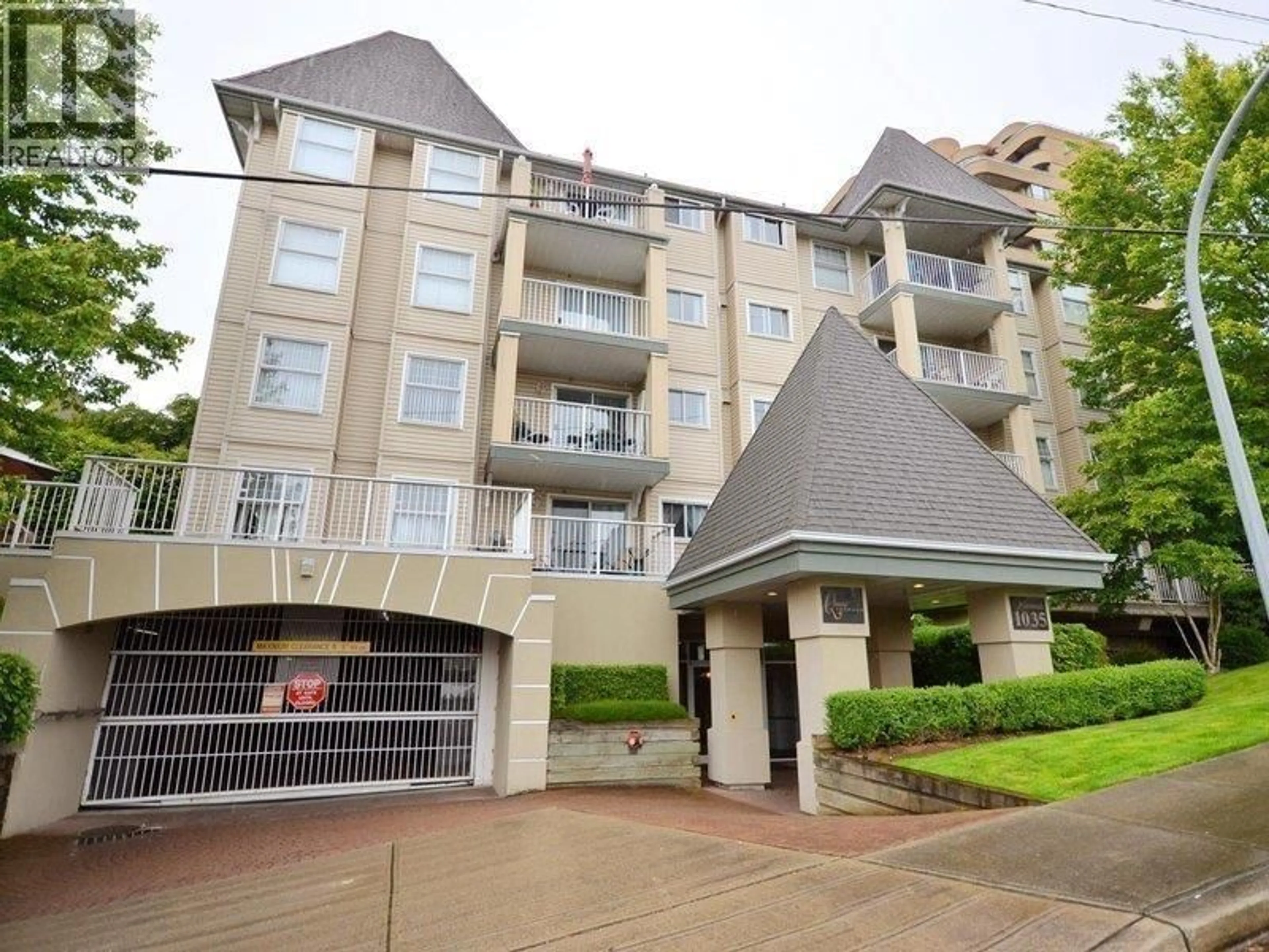 Indoor foyer for 303 - 1035 AUCKLAND STREET, New Westminster British Columbia V3M1K9
