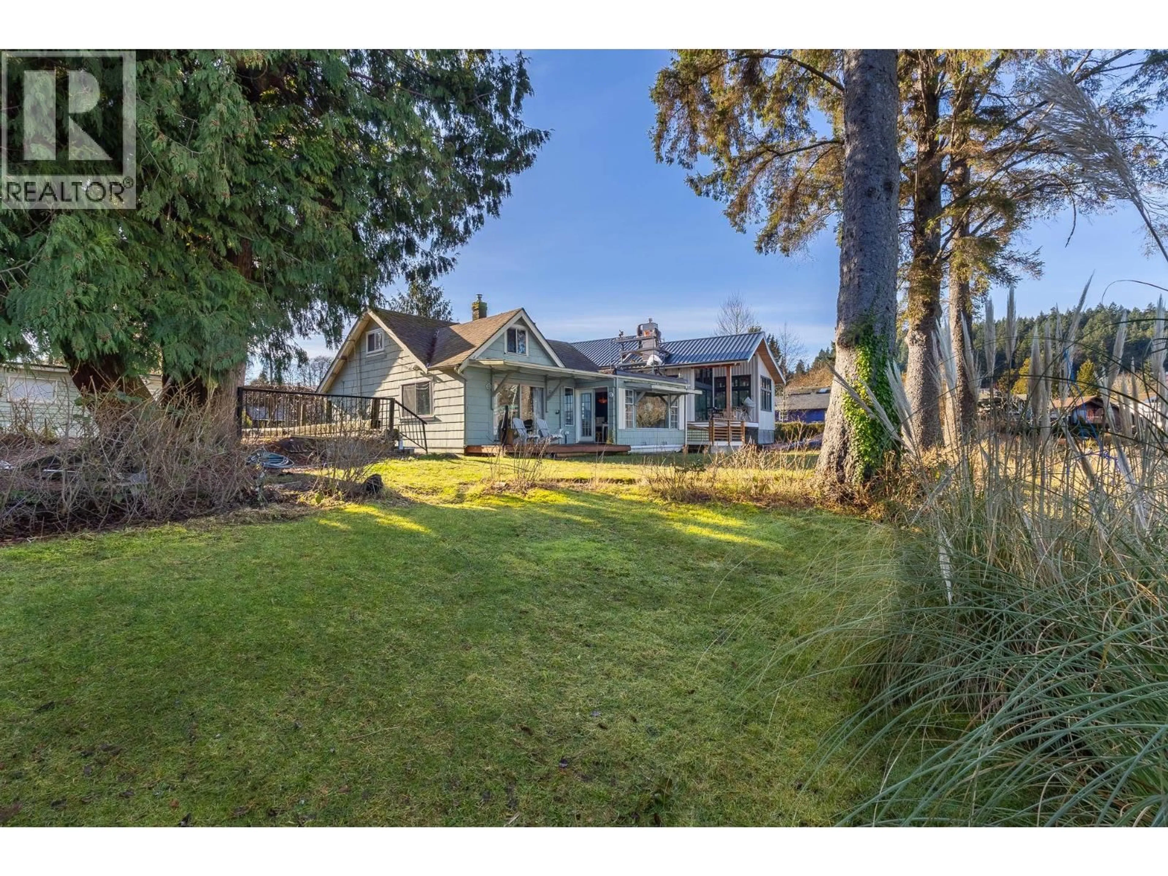 A pic from outside/outdoor area/front of a property/back of a property/a pic from drone, street for 636 BAY ROAD, Gibsons British Columbia V0N1V8