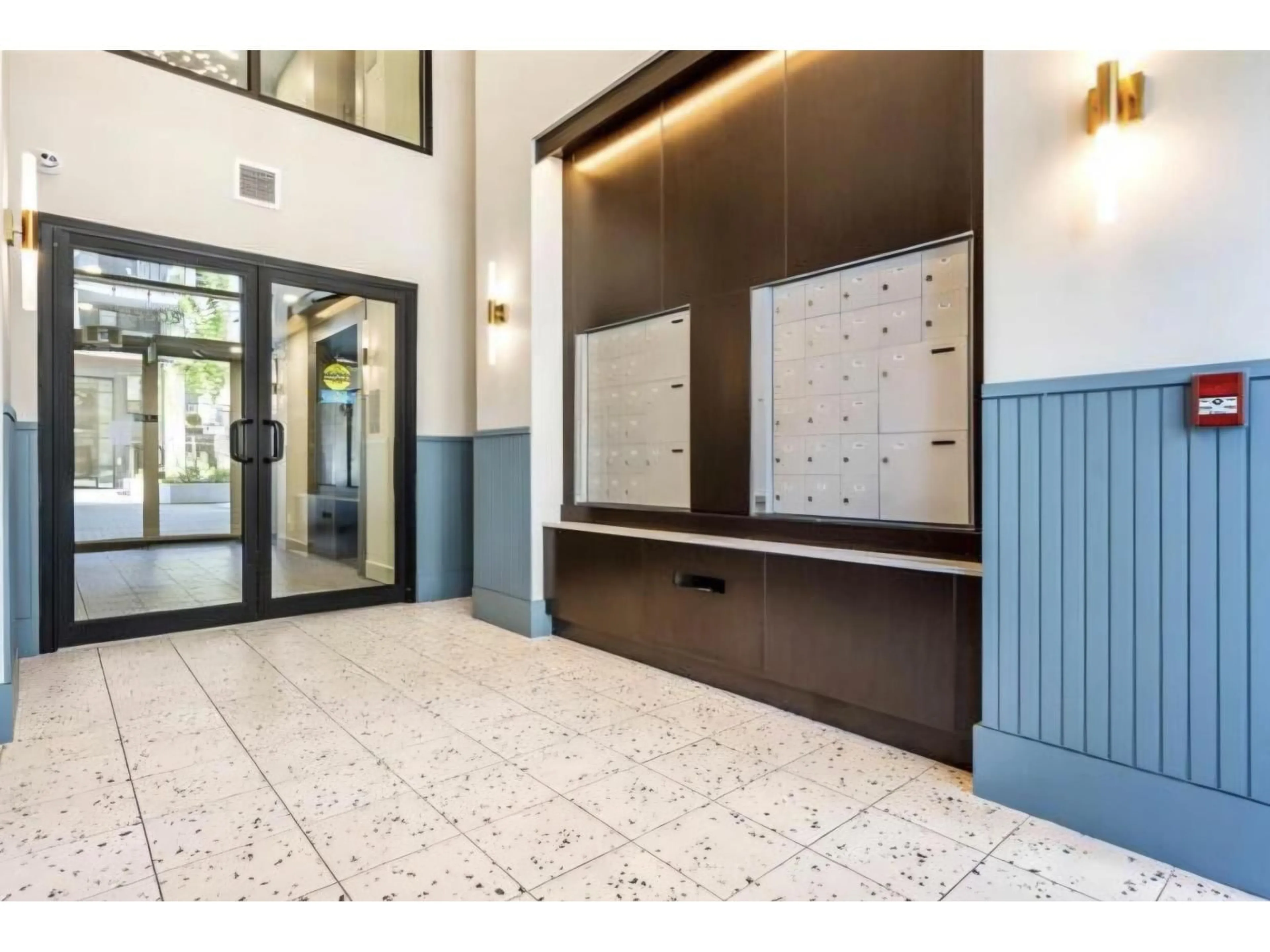 Indoor foyer for 210 - 45505 CAMPUS DRIVE, Chilliwack British Columbia V2R6L2