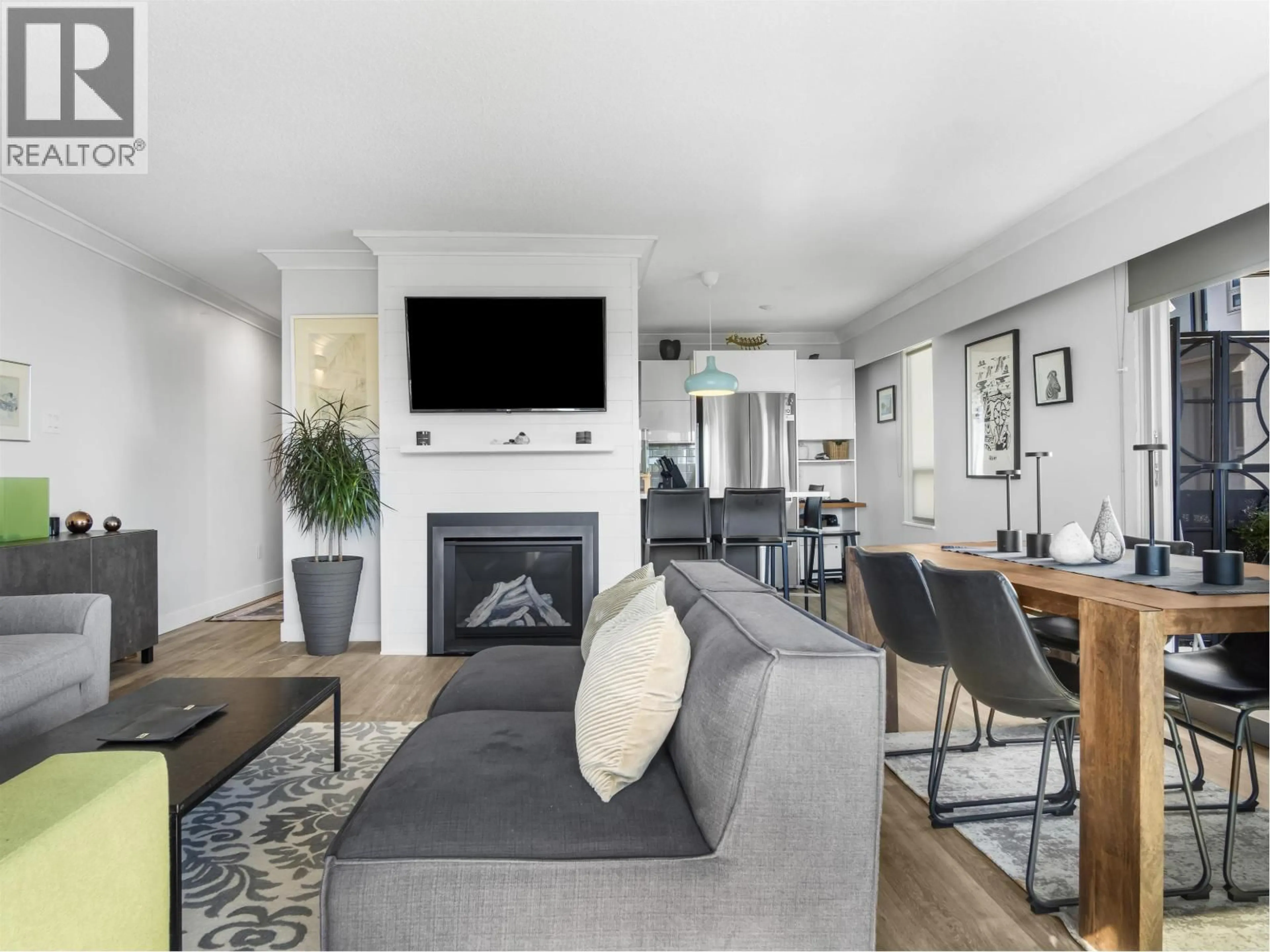 Living room with furniture, unknown for 306 - 134 20TH STREET, North Vancouver British Columbia V7M1Y4