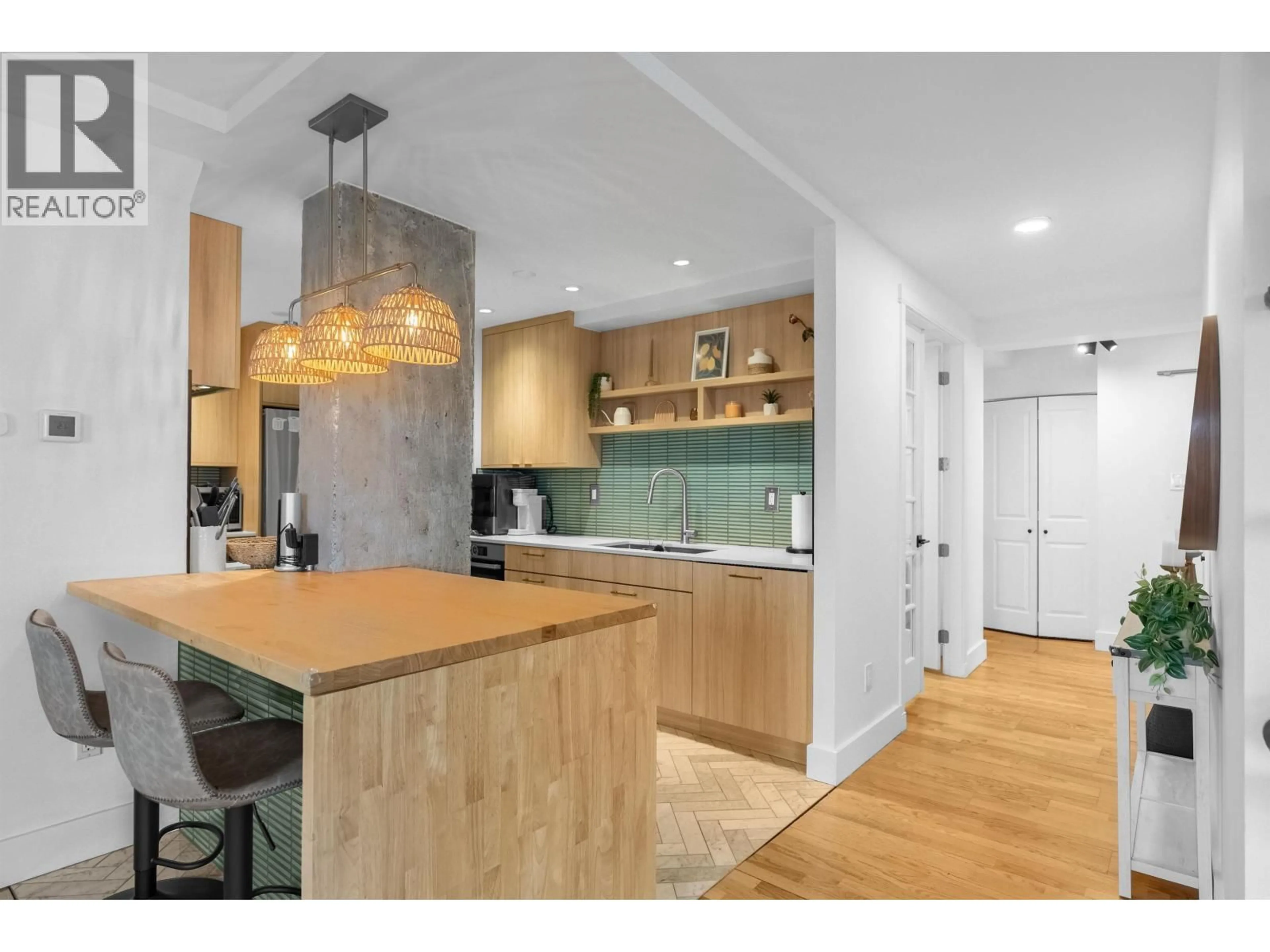 Open concept kitchen, wood/laminate floor for 1002 - 47 AGNES STREET, New Westminster British Columbia V3L1E2