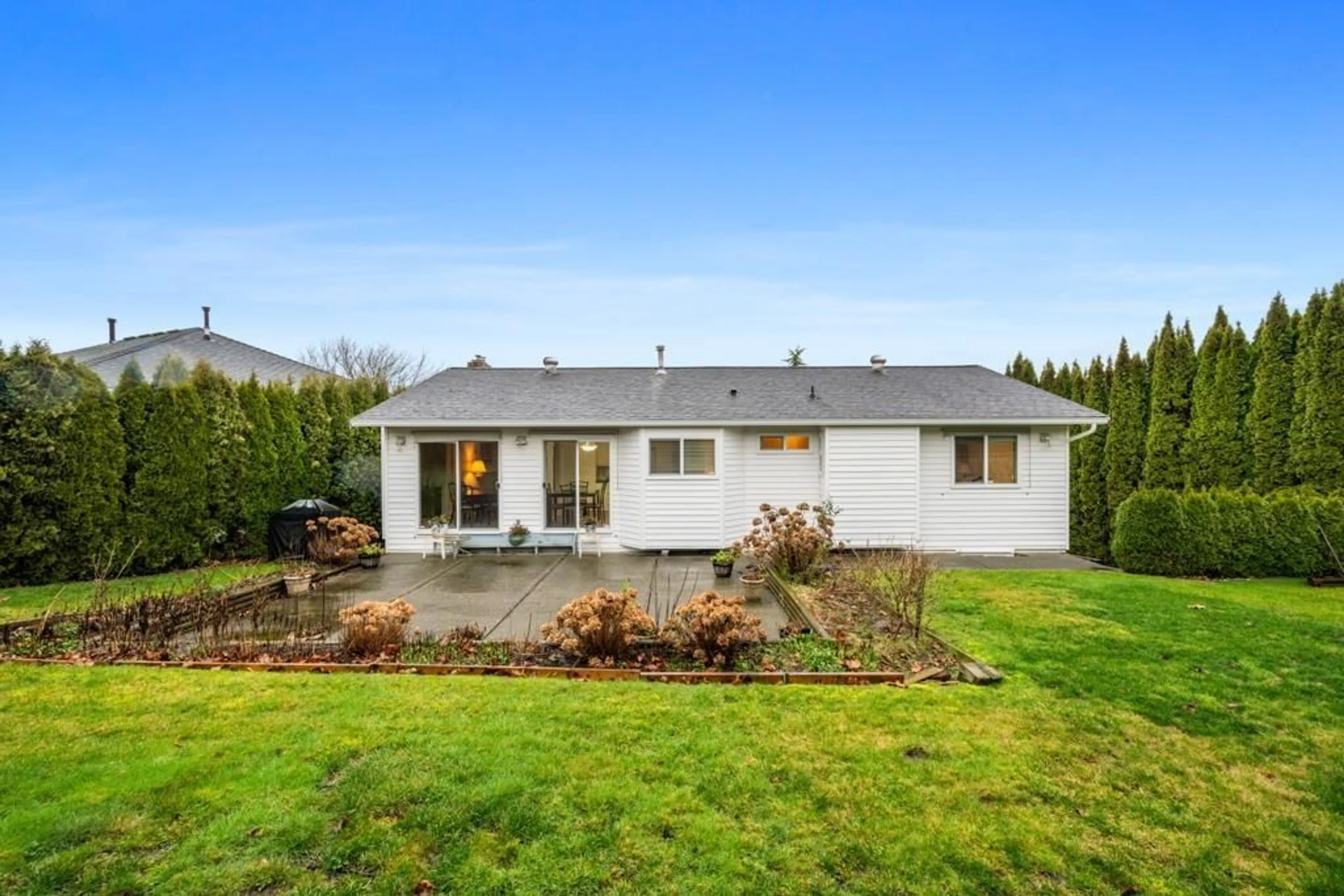 A pic from outside/outdoor area/front of a property/back of a property/a pic from drone, unknown for 2941 EDGEHILL AVENUE, Abbotsford British Columbia V2T5J9