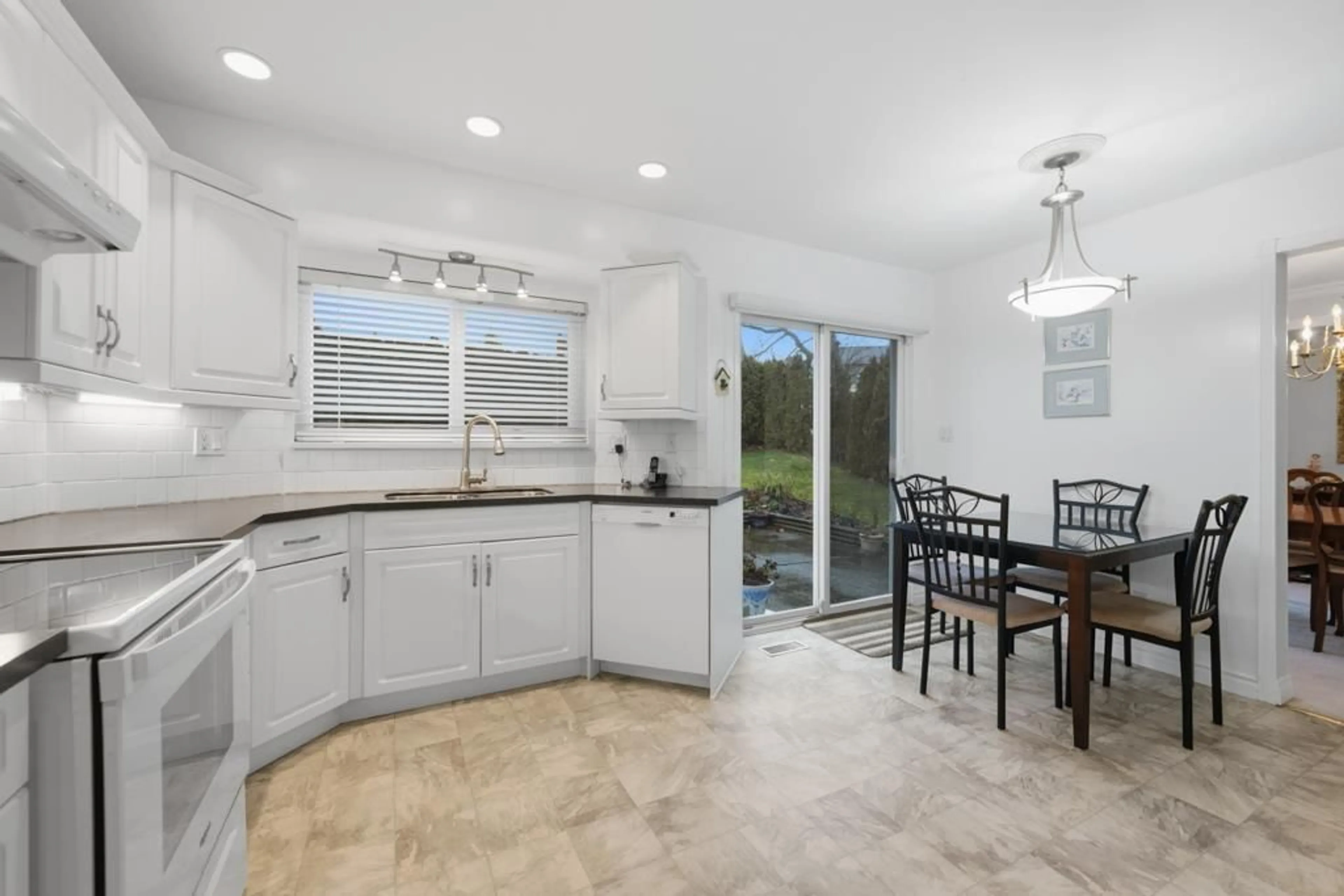 Open concept kitchen, ceramic/tile floor for 2941 EDGEHILL AVENUE, Abbotsford British Columbia V2T5J9