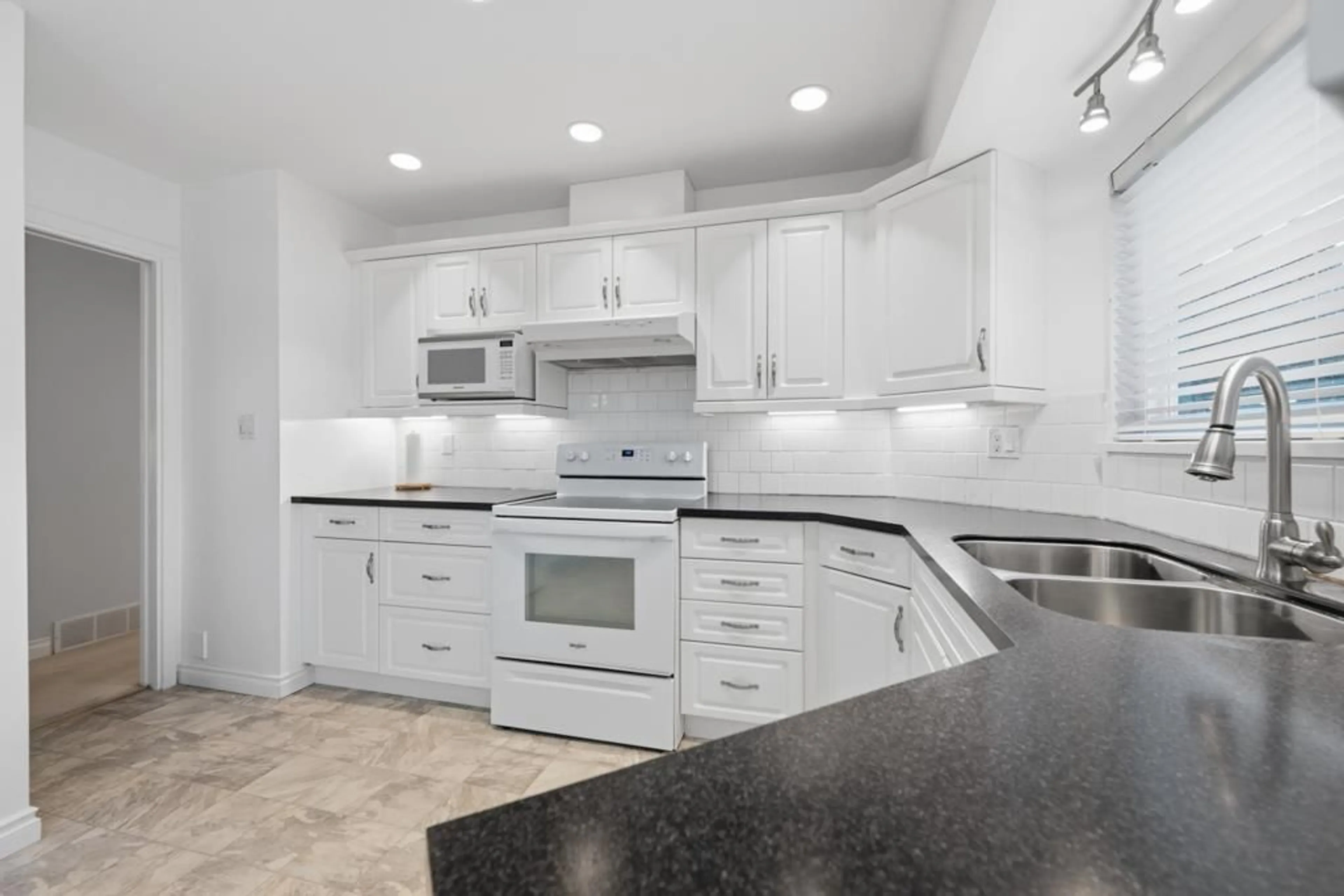 Standard kitchen, ceramic/tile floor for 2941 EDGEHILL AVENUE, Abbotsford British Columbia V2T5J9