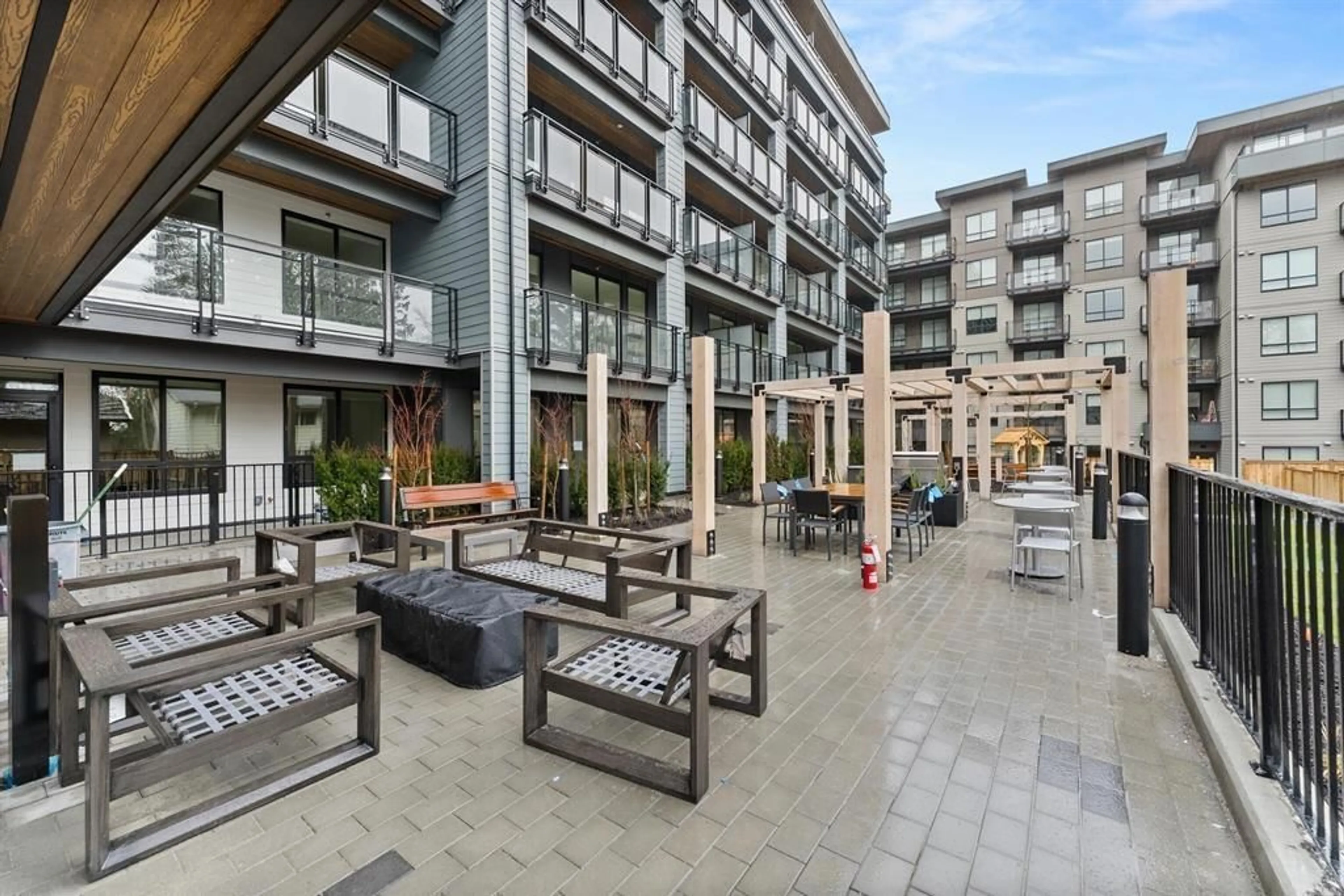 Patio, street for 419 - 9456 134 STREET, Surrey British Columbia V3V5S4