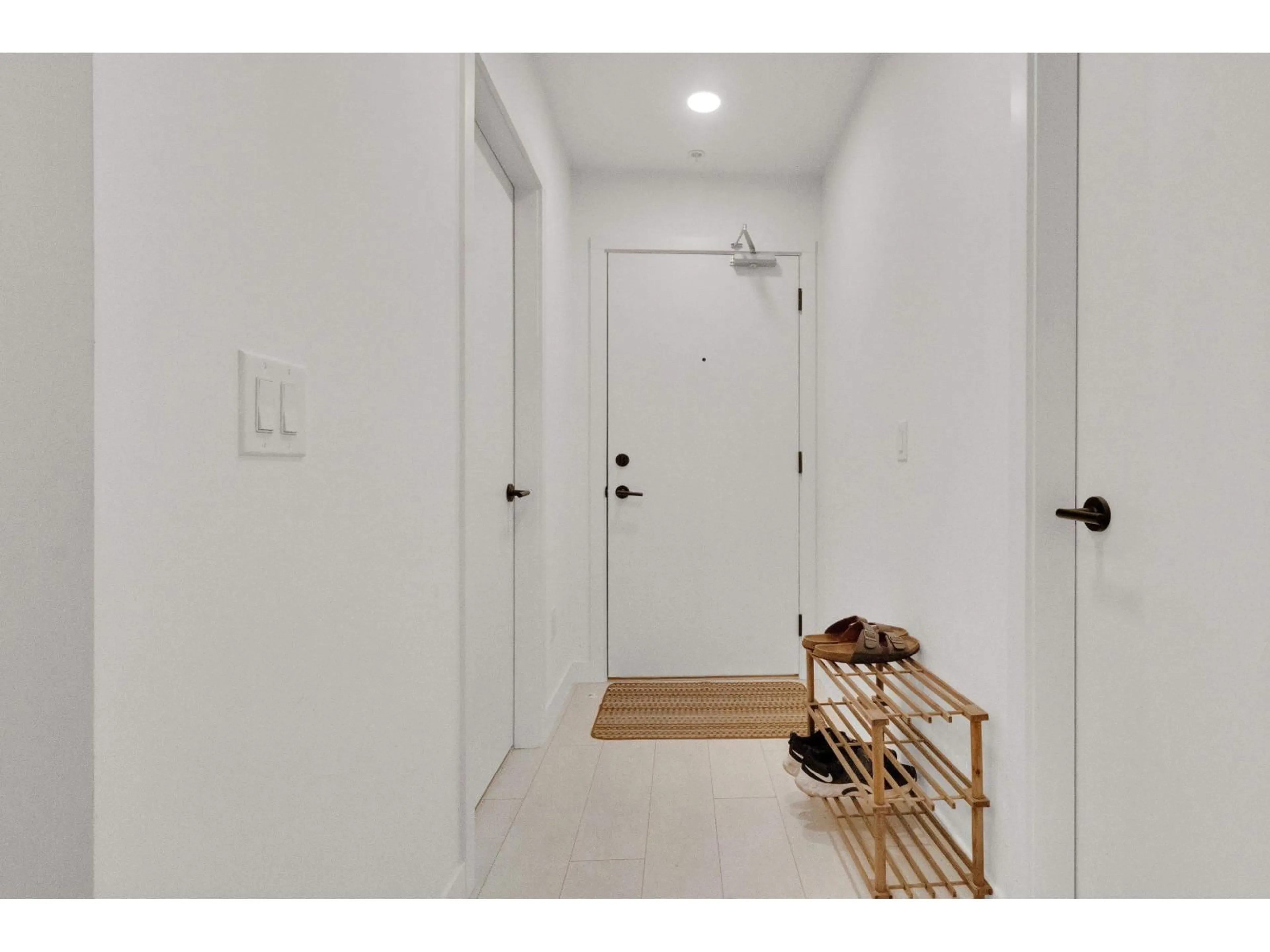 Indoor entryway for 419 - 9456 134 STREET, Surrey British Columbia V3V5S4