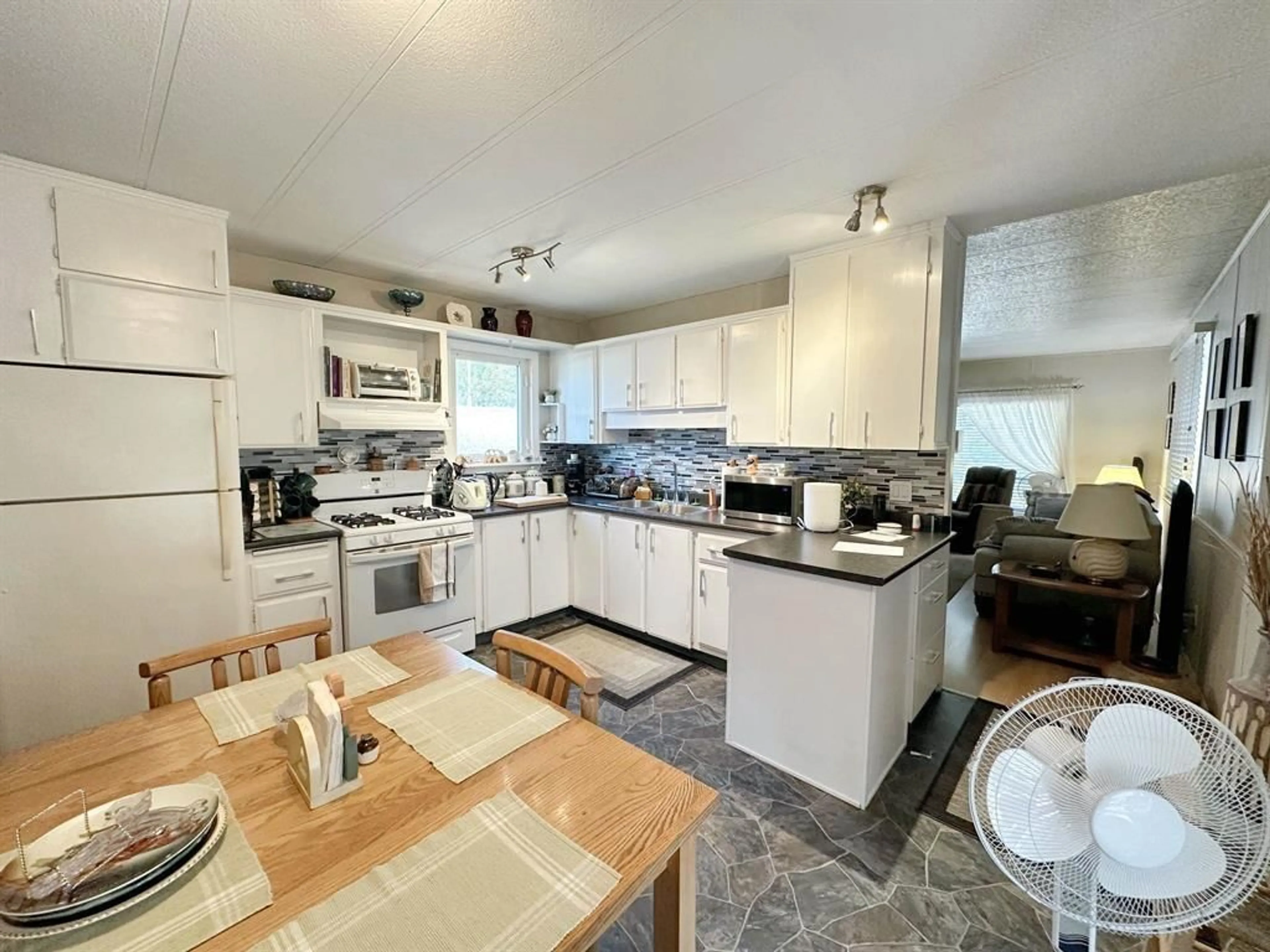 Open concept kitchen, unknown for 10 - 62010 FLOOD HOPE ROAD, Hope British Columbia V0X1L2