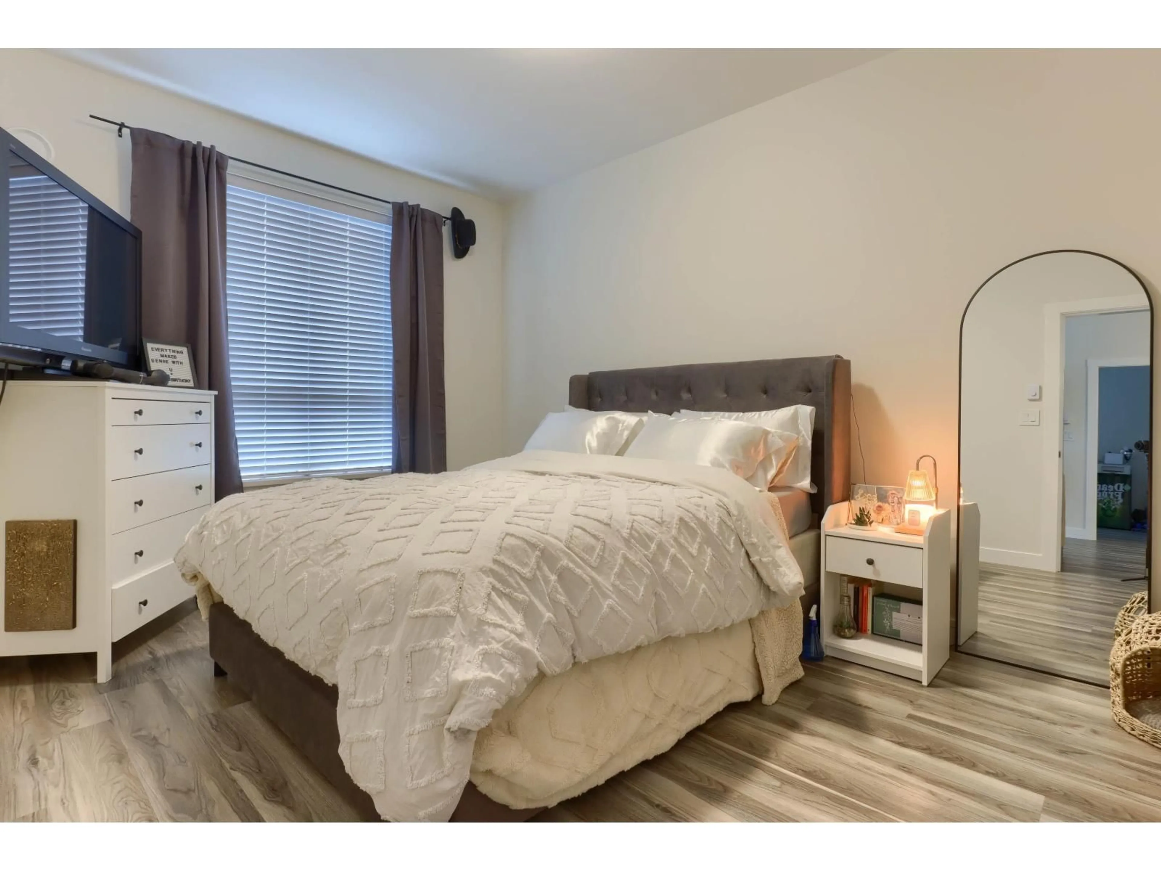 Bedroom with bed, wood/laminate floor for 307 - 20356 72B AVENUE, Langley British Columbia V2Y4J9