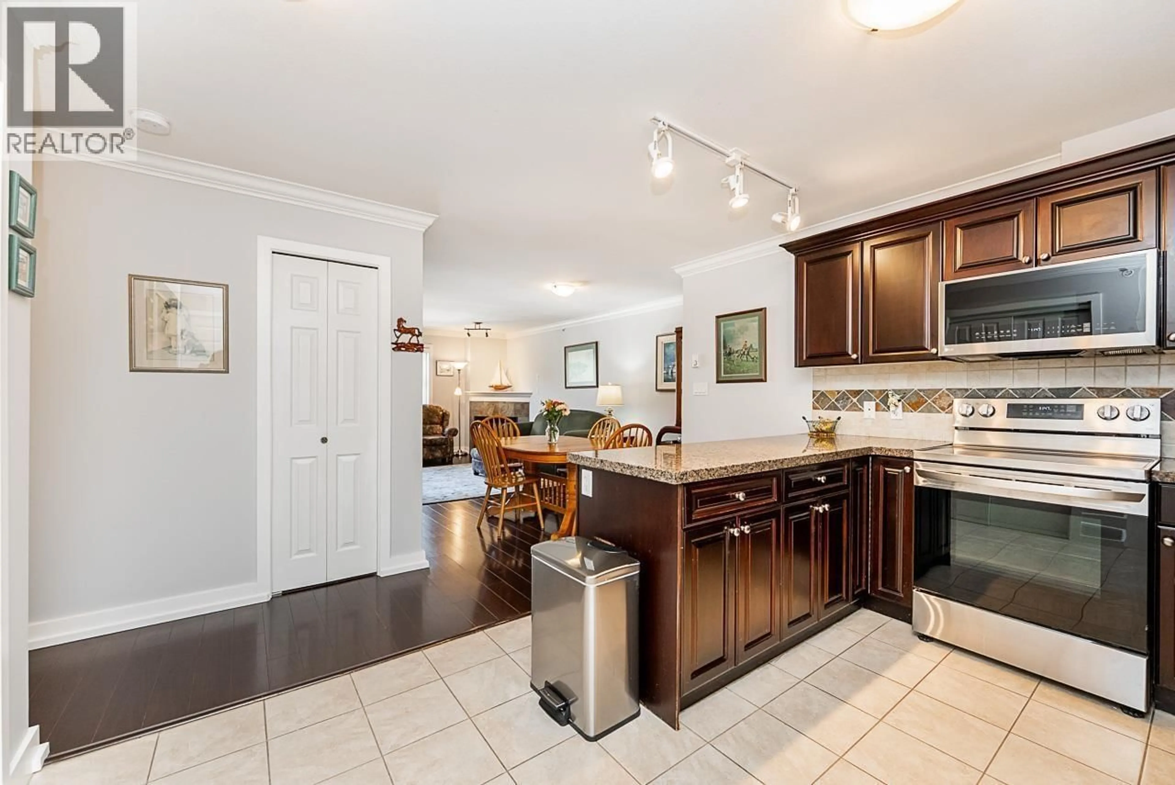Open concept kitchen, ceramic/tile floor for 402 - 1310 VICTORIA STREET, Squamish British Columbia V0N3G0