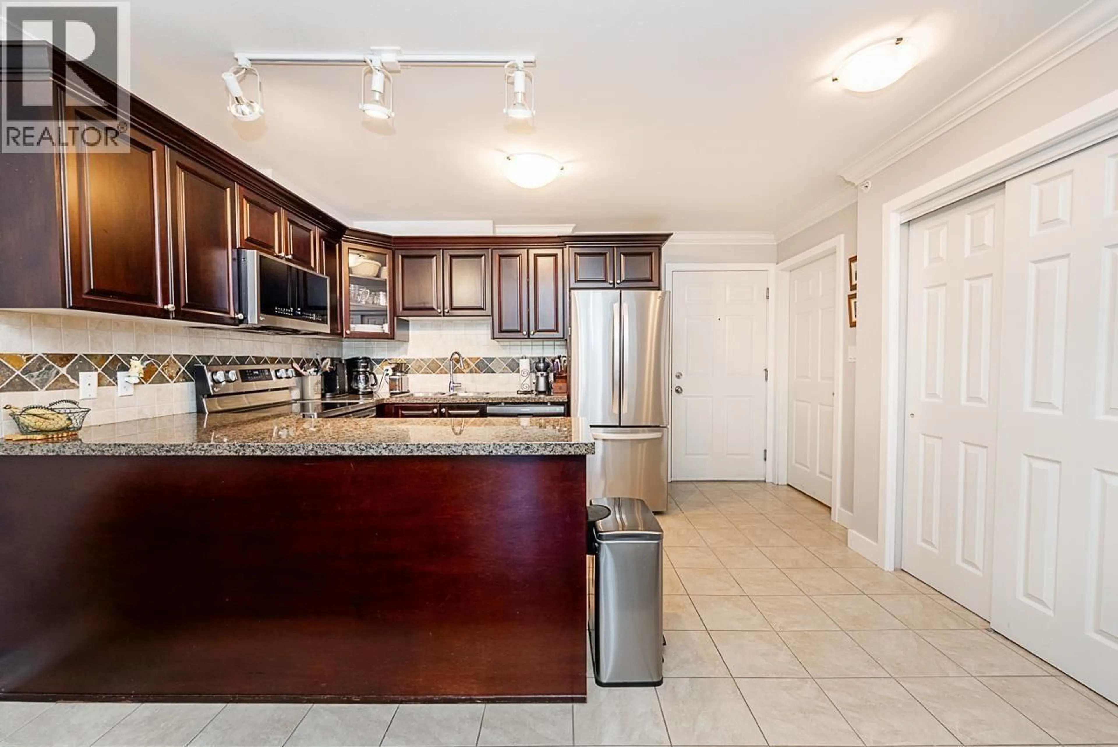 Open concept kitchen, ceramic/tile floor for 402 - 1310 VICTORIA STREET, Squamish British Columbia V0N3G0