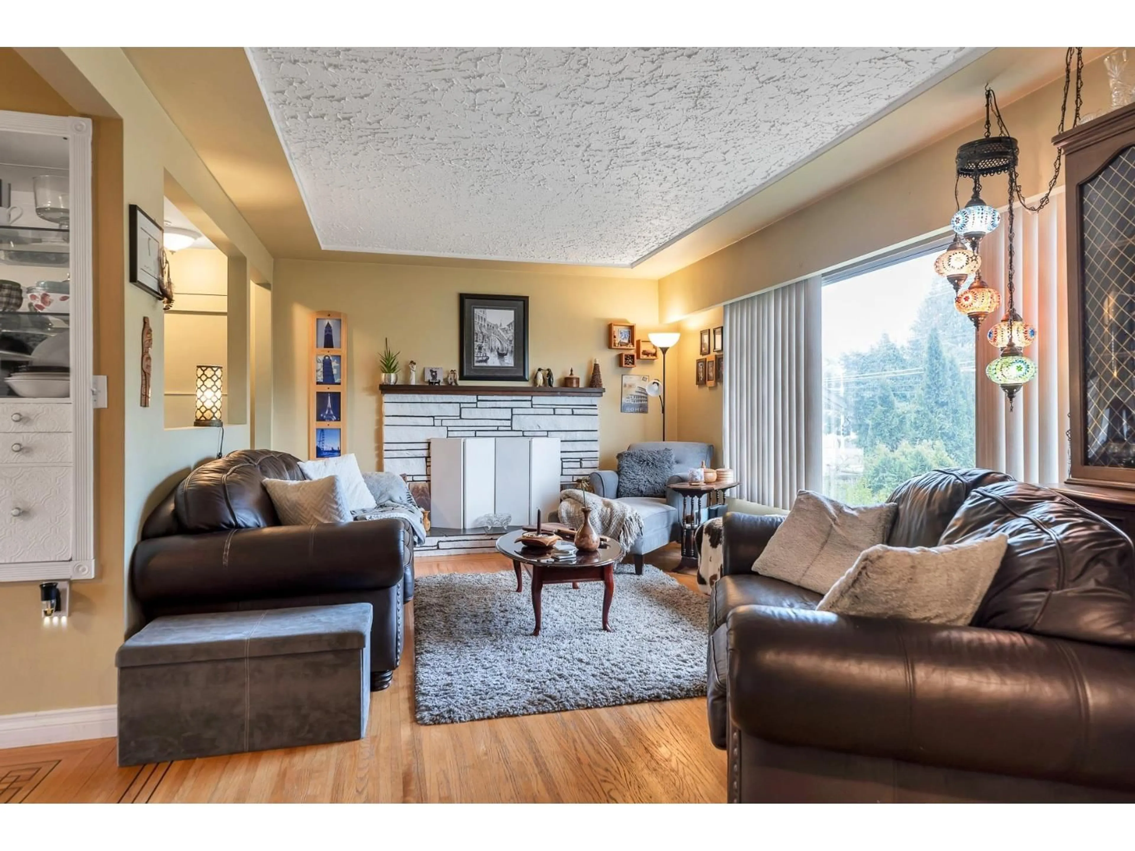 Living room with furniture, wood/laminate floor for 6024 128 STREET, Surrey British Columbia V3X1T1